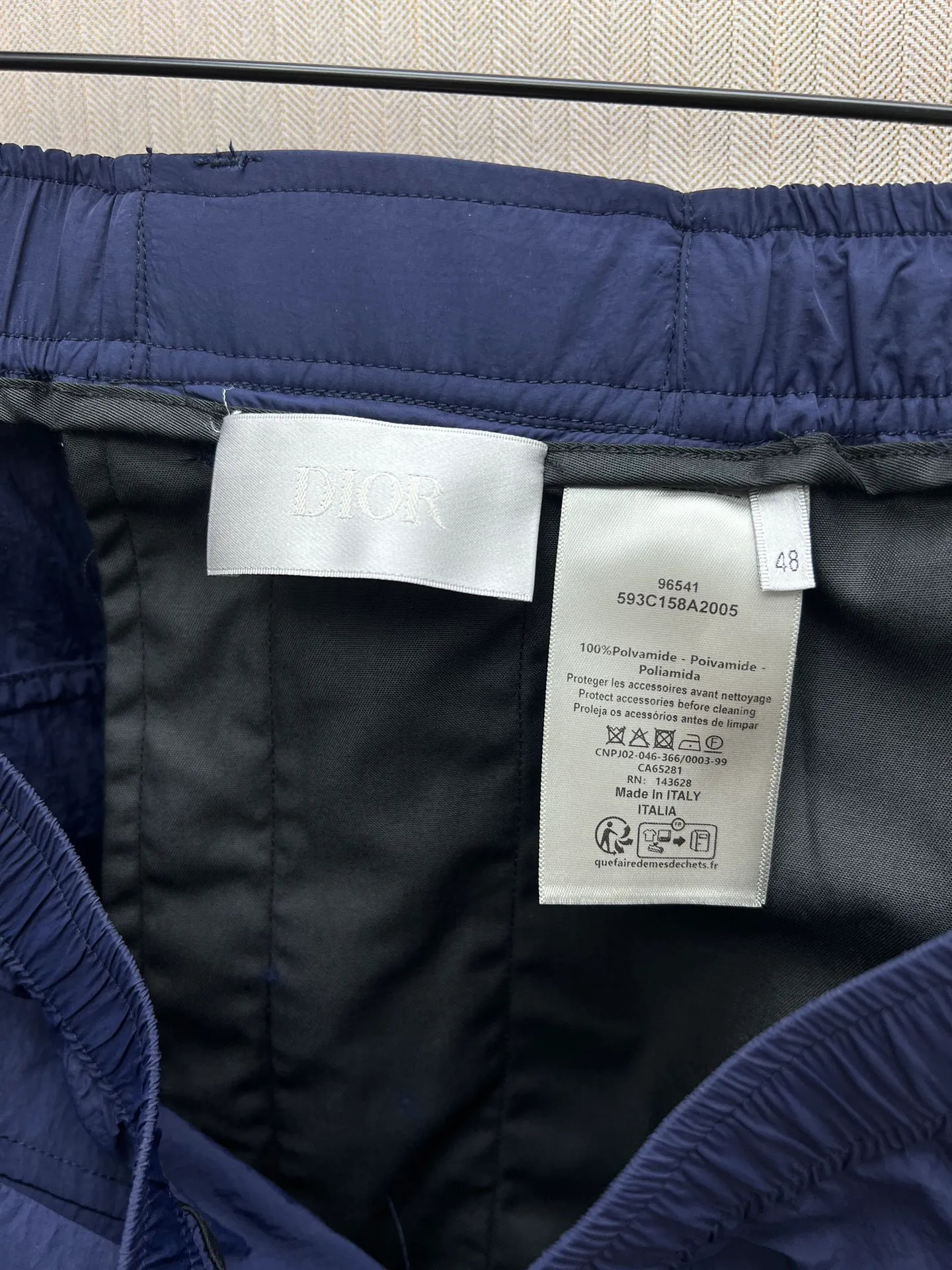 🅿️420 Dior 25ss new shorts, brown technical fabric with Dior belt buckle shorts, a new interpretation of classic items, highlighting fashion style. Crafted from brown technical fabric and finished with Dior knotted belt buckle. An elasticated waistband and side zip pockets refine the casual silhouette. Easily paired with a T-shirt for a smart and casual look. Number of yards: 46.48.50.52.
