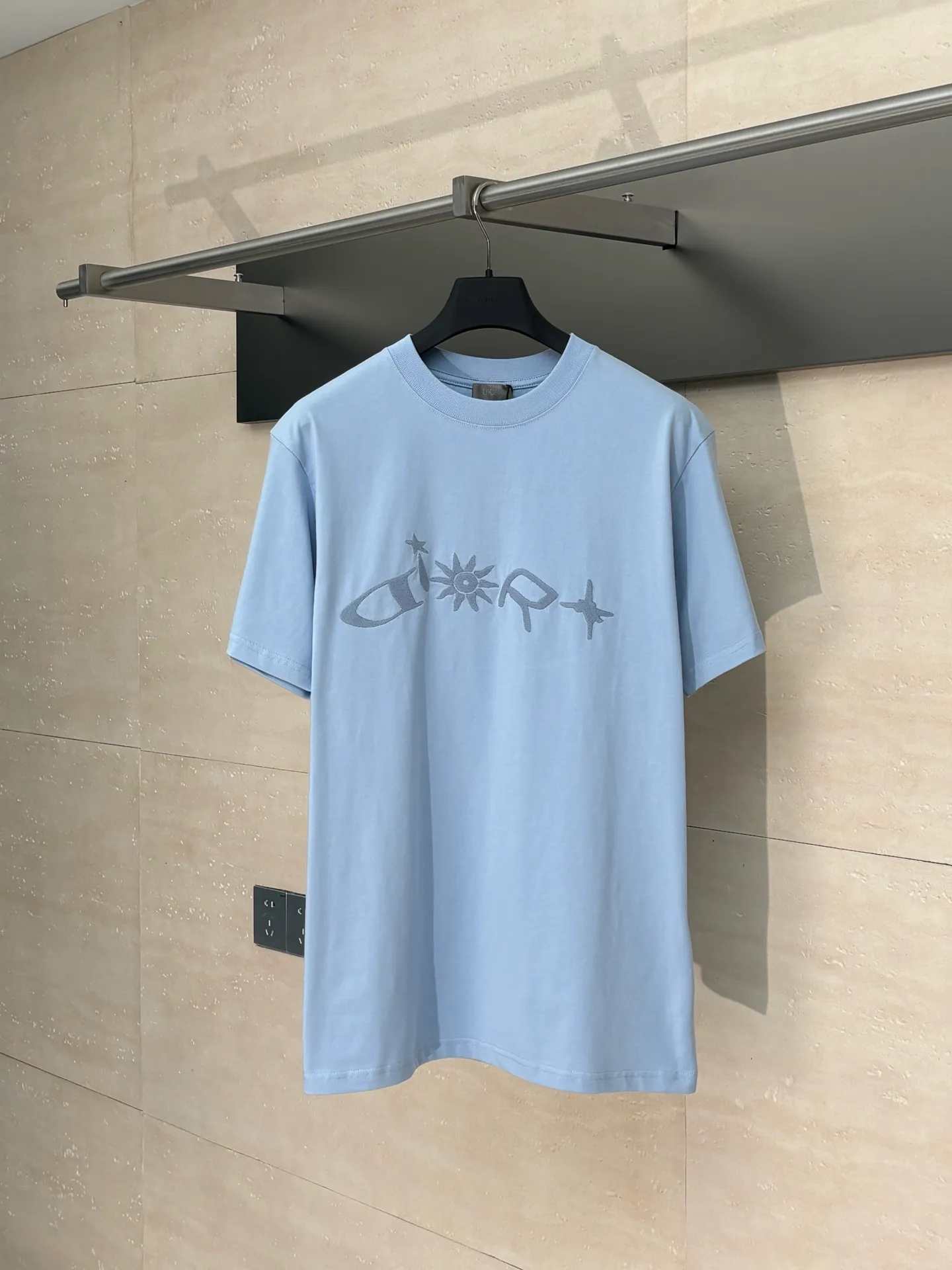 🅿️256 Dio*/Dior 25Ss new embroidered round neck letter short-sleeved T-shirt. Customized 100% cotton material, breathable, comfortable and full of texture. Loose short-sleeved T-shirt cut to highlight the brand style. The large chest embroidery process restores the shape of floral letters and sun patterns. Simple and elegant, the brand’s own sense of fashion is immediately present. Create an age-reducing style at will, and look stylish when worn alone. Size: S/M/L/XL