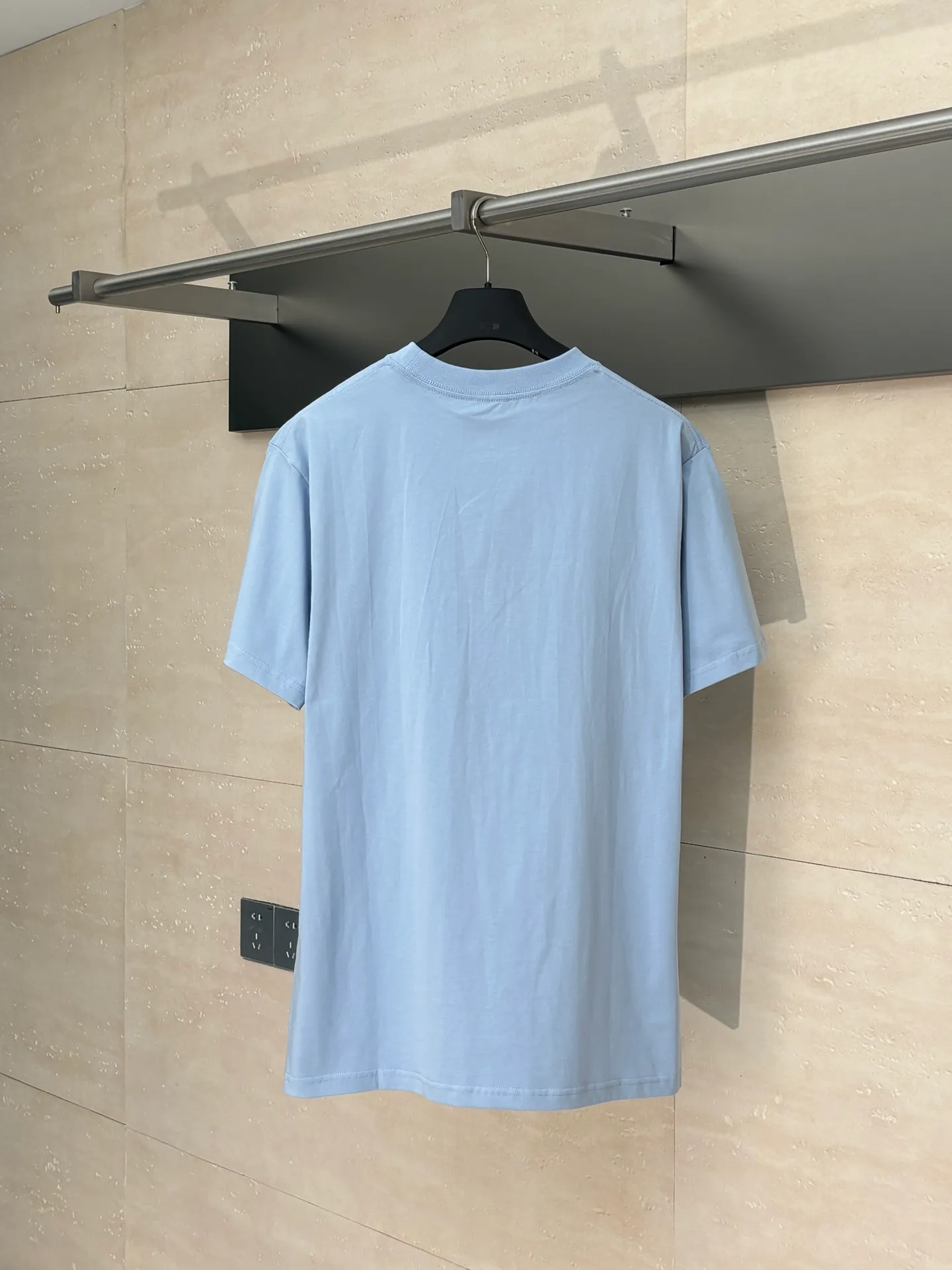 🅿️256 Dio*/Dior 25Ss new embroidered round neck letter short-sleeved T-shirt. Customized 100% cotton material, breathable, comfortable and full of texture. Loose short-sleeved T-shirt cut to highlight the brand style. The large chest embroidery process restores the shape of floral letters and sun patterns. Simple and elegant, the brand’s own sense of fashion is immediately present. Create an age-reducing style at will, and look stylish when worn alone. Size: S/M/L/XL