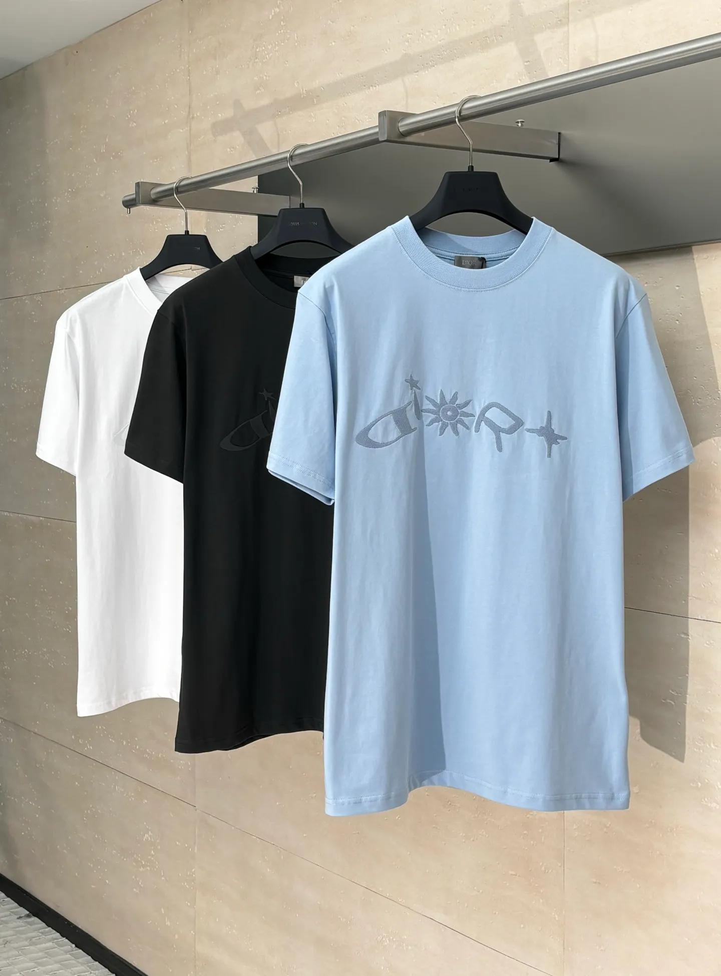 🅿️256 Dio*/Dior 25Ss new embroidered round neck letter short-sleeved T-shirt. Customized 100% cotton material, breathable, comfortable and full of texture. Loose short-sleeved T-shirt cut to highlight the brand style. The large chest embroidery process restores the shape of floral letters and sun patterns. Simple and elegant, the brand’s own sense of fashion is immediately present. Create an age-reducing style at will, and look stylish when worn alone. Size: S/M/L/XL