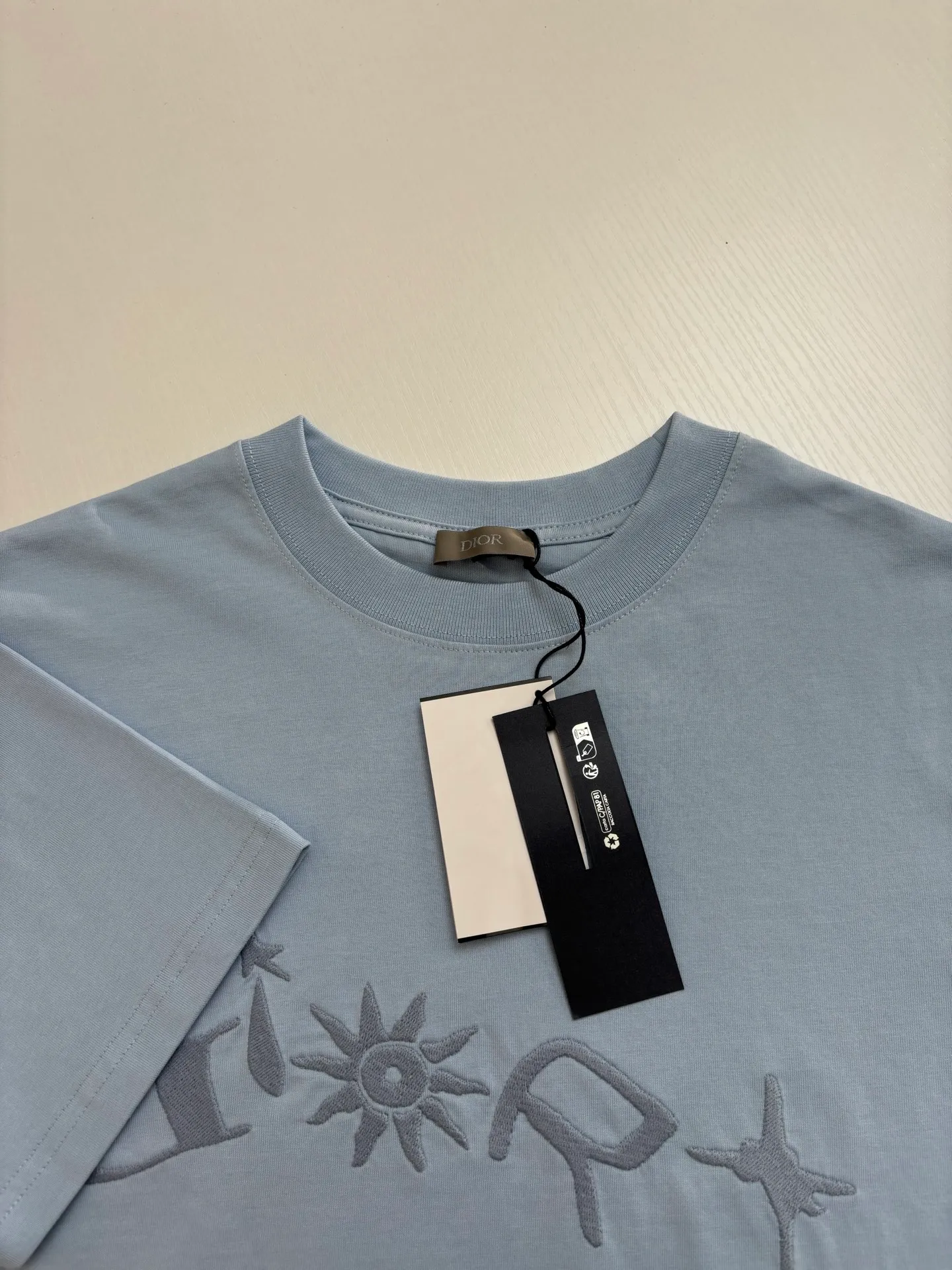 🅿️256 Dio*/Dior 25Ss new embroidered round neck letter short-sleeved T-shirt. Customized 100% cotton material, breathable, comfortable and full of texture. Loose short-sleeved T-shirt cut to highlight the brand style. The large chest embroidery process restores the shape of floral letters and sun patterns. Simple and elegant, the brand’s own sense of fashion is immediately present. Create an age-reducing style at will, and look stylish when worn alone. Size: S/M/L/XL