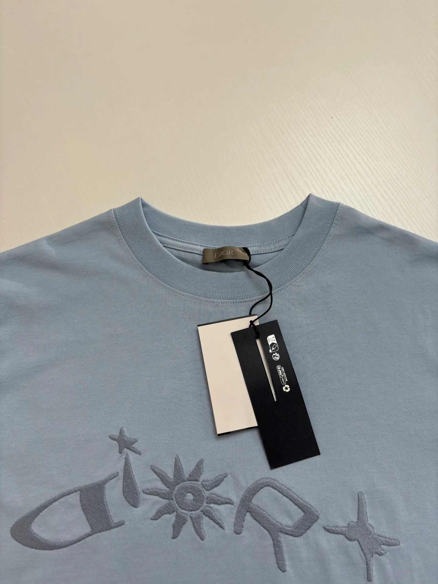 🅿️256 Dio*/Dior 25Ss new embroidered round neck letter short-sleeved T-shirt. Customized 100% cotton material, breathable, comfortable and full of texture. Loose short-sleeved T-shirt cut to highlight the brand style. The large chest embroidery process restores the shape of floral letters and sun patterns. Simple and elegant, the brand’s own sense of fashion is immediately present. Create an age-reducing style at will, and look stylish when worn alone. Size: S/M/L/XL