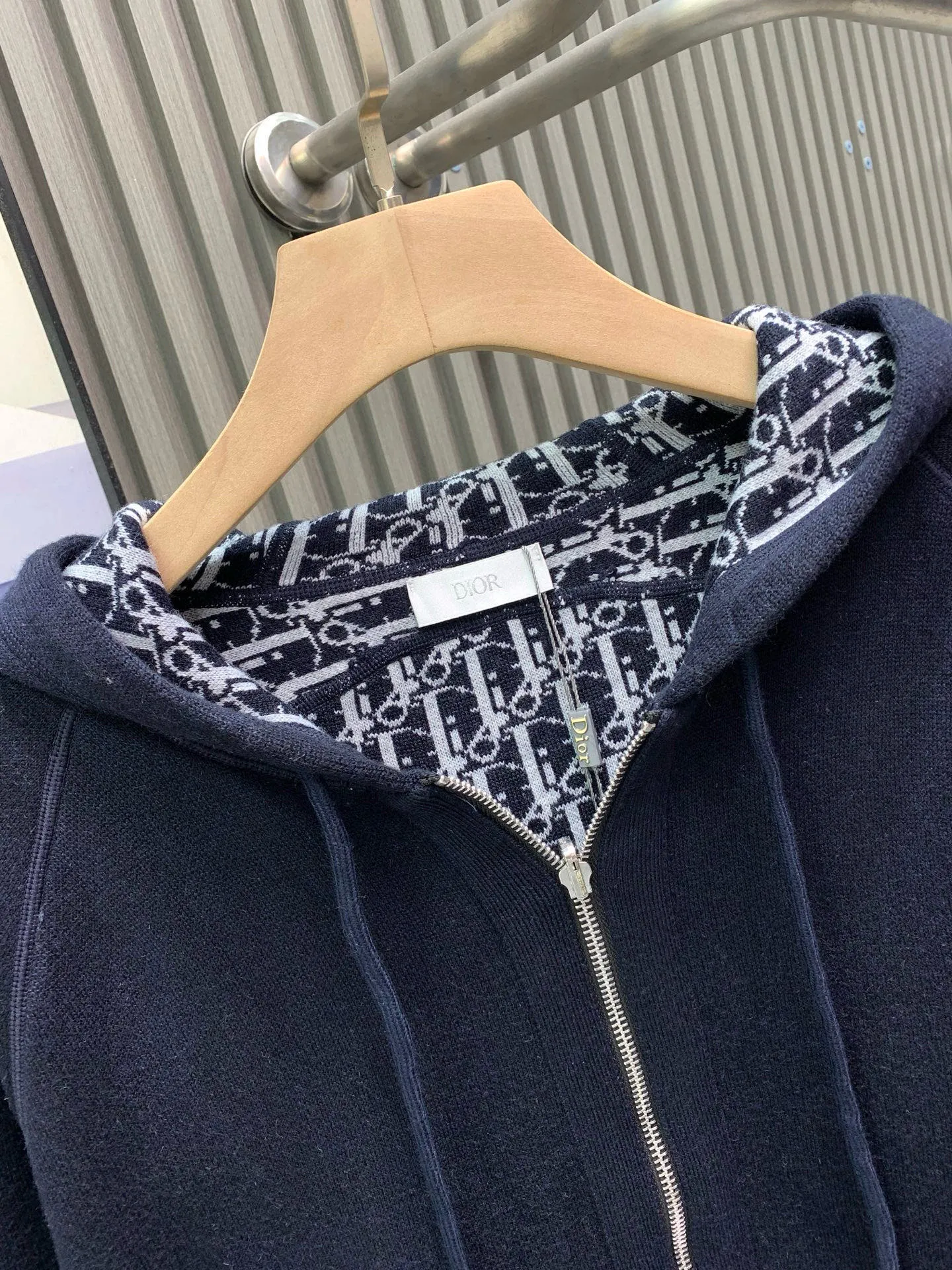 🅿️760 🀄️ DIOR Dior 𝐍𝐄𝐖 · 𝟐𝟎𝟐5/hot item in stock Original quality Dio*｜2025 new embroidered hooded double-sided cardigan Customized YB wool knitted material Density fine knitting Clear wooly texture Comfortable and skin-friendly Drop shoulder tailoring Two-way zipper embellishment Threaded hems on cuffs and hems are elastic and comfortable to wear. Classic letter embroidery decoration on the hem. Rich design and layering. Oversized version. Relaxed and fashionable upper body. Customized fabrics. High version. Same style for men and women.