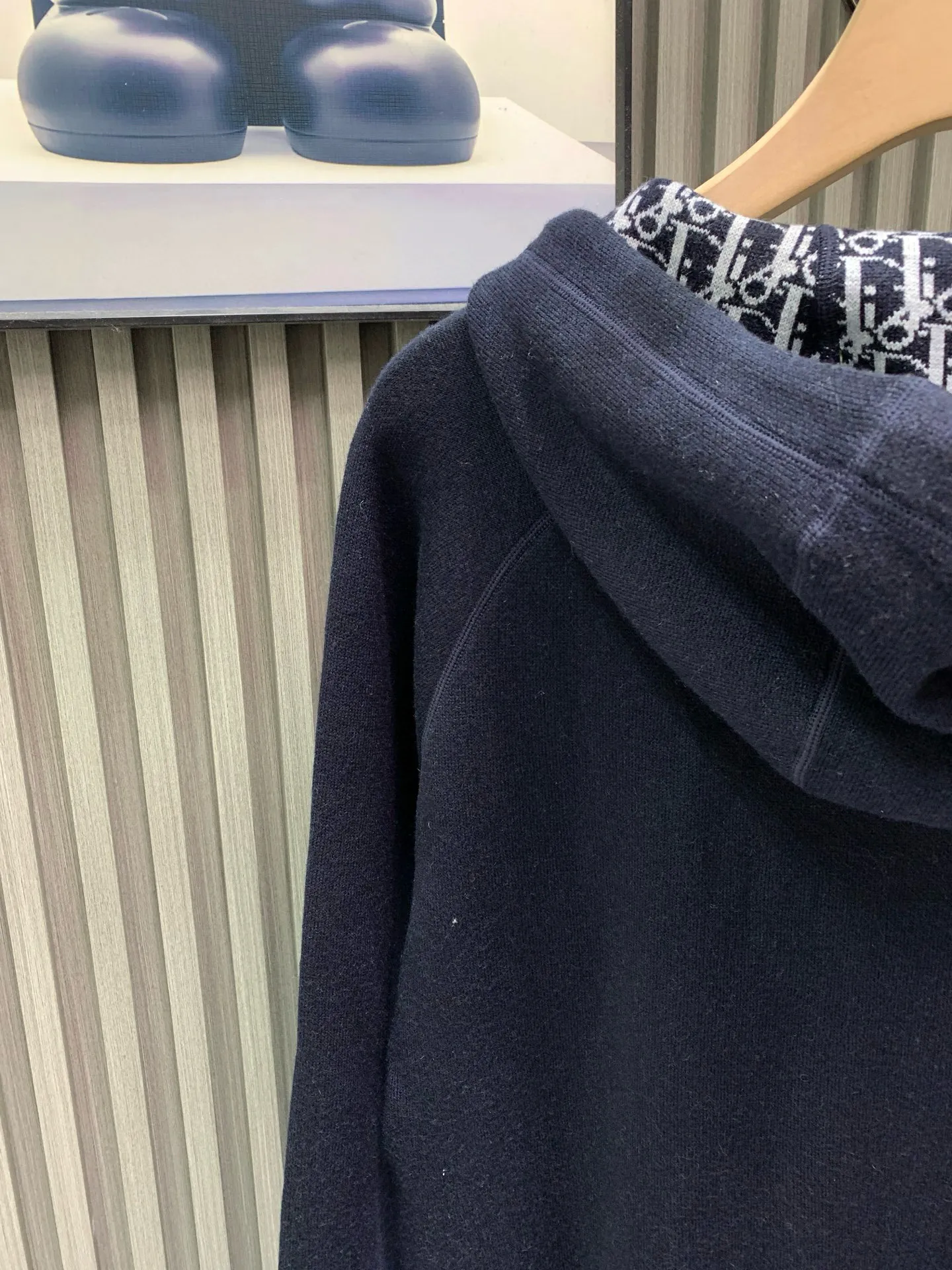 🅿️760 🀄️ DIOR Dior 𝐍𝐄𝐖 · 𝟐𝟎𝟐5/hot item in stock Original quality Dio*｜2025 new embroidered hooded double-sided cardigan Customized YB wool knitted material Density fine knitting Clear wooly texture Comfortable and skin-friendly Drop shoulder tailoring Two-way zipper embellishment Threaded hems on cuffs and hems are elastic and comfortable to wear. Classic letter embroidery decoration on the hem. Rich design and layering. Oversized version. Relaxed and fashionable upper body. Customized fabrics. High version. Same style for men and women.