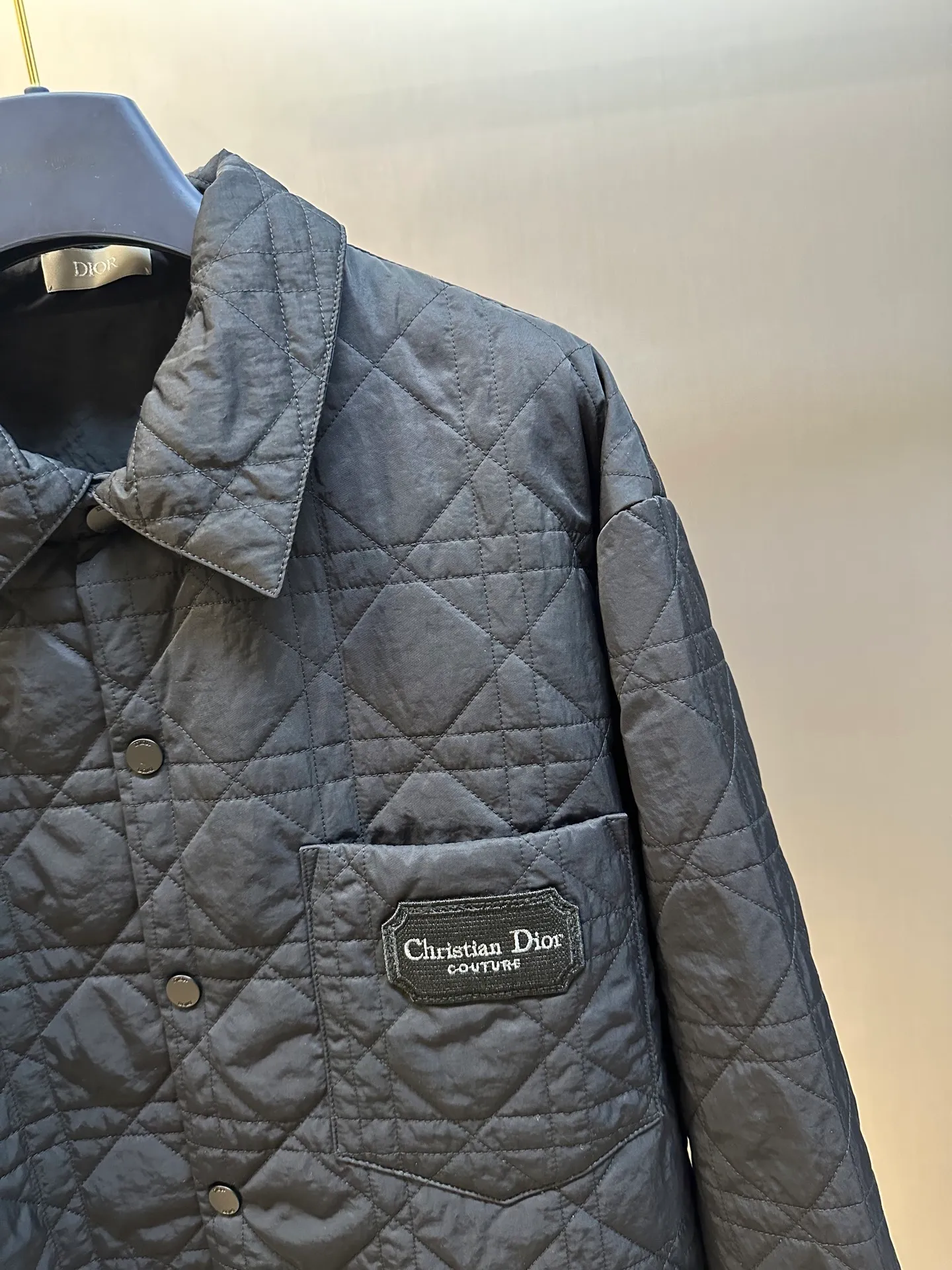 🅿️720 Dior diamond-shaped quilted embroidered cotton jacket. The fabric is made of 50D nylon high-density slant, the top fabric is made of piece-cloth quilting embroidery technology, thick nylon thread, and the bottom is a non-woven middle layer of 800# Washed cotton, one-inch 11-needle ultra-dense thread spacing, the front and back pockets of the entire garment are cut with matching grids and lines, and the left and right grids are centered respectively. Embroidered by a Behringer embroidery machine imported from Japan, and water-soluble fabric is used as the base for embroidery with pure cotton embroidery thread. The semi-finished product is dissolved in cold water and made into a seal. It comes with a lacquered four-button buckle with letter logo feel.  size:46.48.50.52