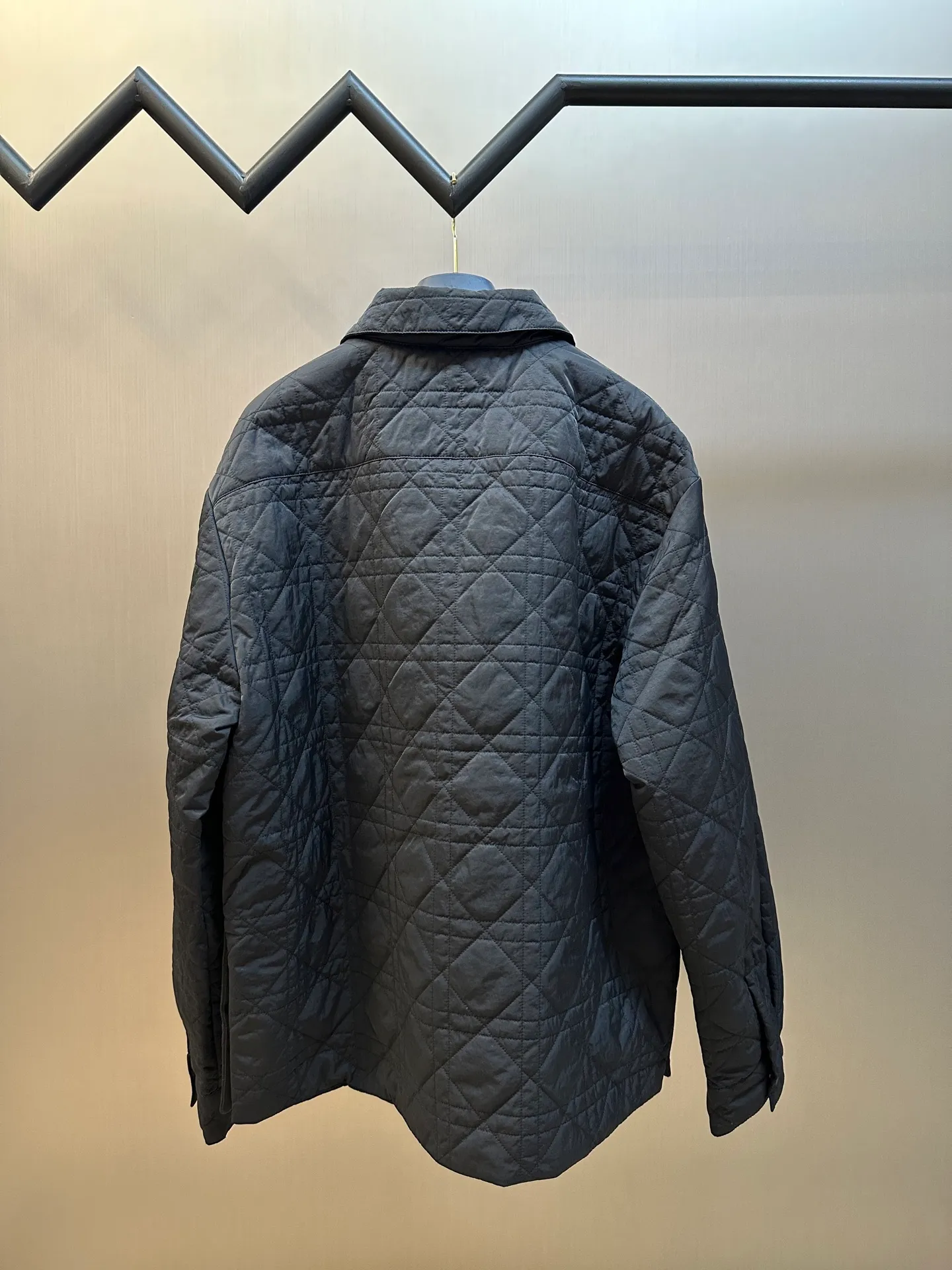 🅿️720 Dior diamond-shaped quilted embroidered cotton jacket. The fabric is made of 50D nylon high-density slant, the top fabric is made of piece-cloth quilting embroidery technology, thick nylon thread, and the bottom is a non-woven middle layer of 800# Washed cotton, one-inch 11-needle ultra-dense thread spacing, the front and back pockets of the entire garment are cut with matching grids and lines, and the left and right grids are centered respectively. Embroidered by a Behringer embroidery machine imported from Japan, and water-soluble fabric is used as the base for embroidery with pure cotton embroidery thread. The semi-finished product is dissolved in cold water and made into a seal. It comes with a lacquered four-button buckle with letter logo feel.  size:46.48.50.52