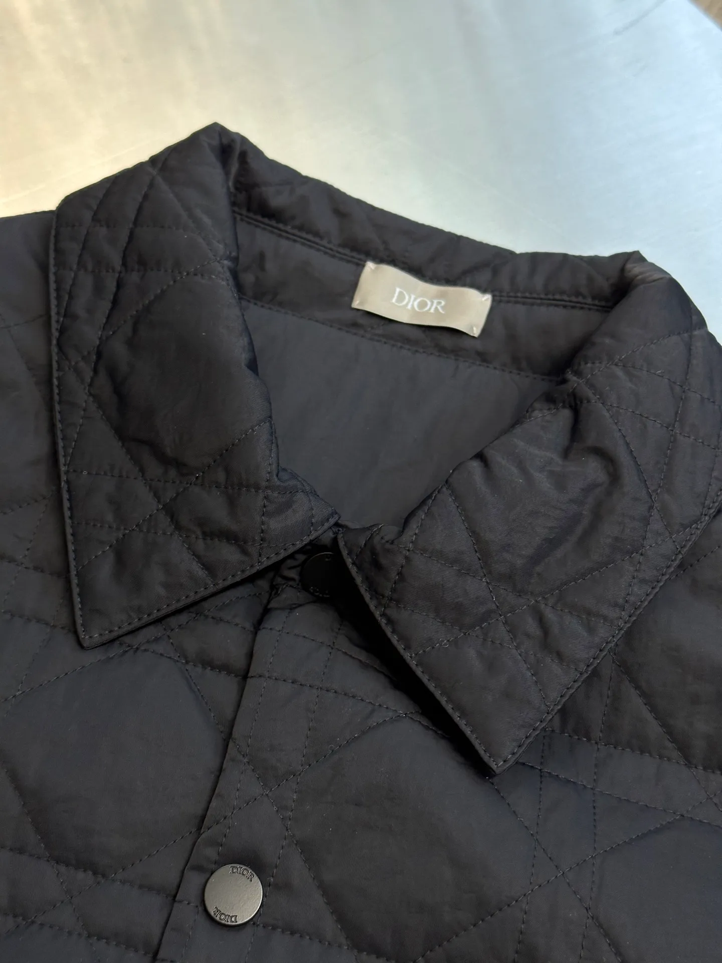 🅿️720 Dior diamond-shaped quilted embroidered cotton jacket. The fabric is made of 50D nylon high-density slant, the top fabric is made of piece-cloth quilting embroidery technology, thick nylon thread, and the bottom is a non-woven middle layer of 800# Washed cotton, one-inch 11-needle ultra-dense thread spacing, the front and back pockets of the entire garment are cut with matching grids and lines, and the left and right grids are centered respectively. Embroidered by a Behringer embroidery machine imported from Japan, and water-soluble fabric is used as the base for embroidery with pure cotton embroidery thread. The semi-finished product is dissolved in cold water and made into a seal. It comes with a lacquered four-button buckle with letter logo feel.  size:46.48.50.52