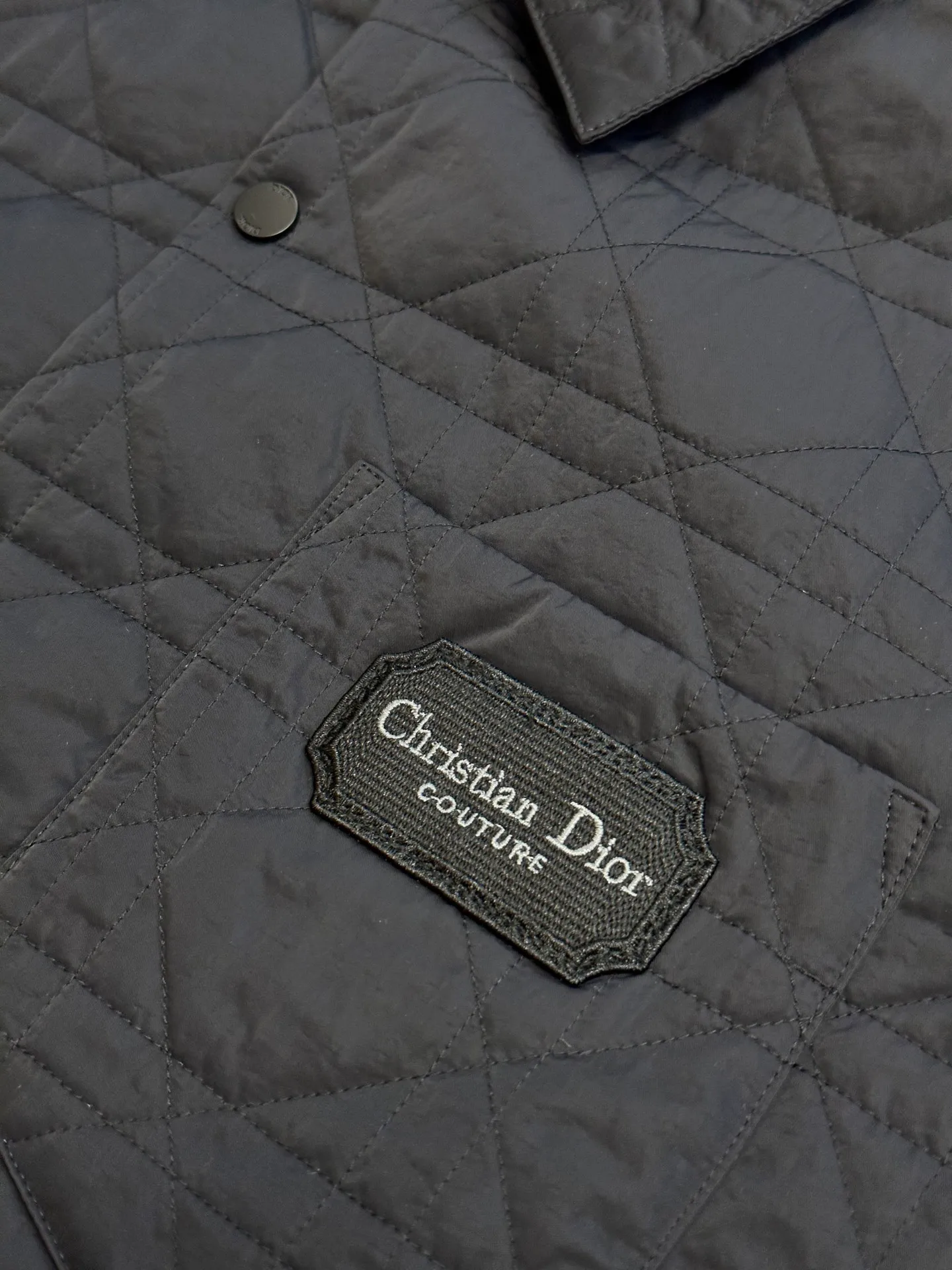 🅿️720 Dior diamond-shaped quilted embroidered cotton jacket. The fabric is made of 50D nylon high-density slant, the top fabric is made of piece-cloth quilting embroidery technology, thick nylon thread, and the bottom is a non-woven middle layer of 800# Washed cotton, one-inch 11-needle ultra-dense thread spacing, the front and back pockets of the entire garment are cut with matching grids and lines, and the left and right grids are centered respectively. Embroidered by a Behringer embroidery machine imported from Japan, and water-soluble fabric is used as the base for embroidery with pure cotton embroidery thread. The semi-finished product is dissolved in cold water and made into a seal. It comes with a lacquered four-button buckle with letter logo feel.  size:46.48.50.52