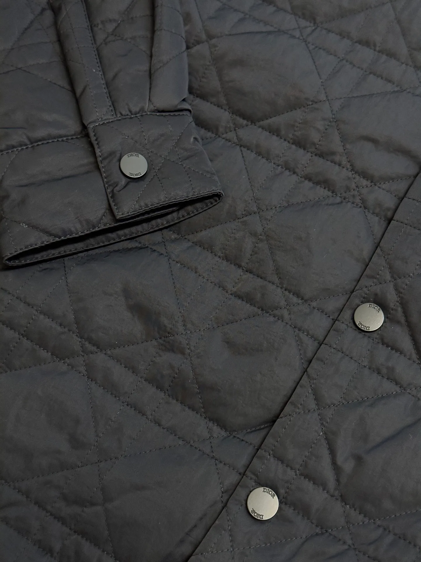 🅿️720 Dior diamond-shaped quilted embroidered cotton jacket. The fabric is made of 50D nylon high-density slant, the top fabric is made of piece-cloth quilting embroidery technology, thick nylon thread, and the bottom is a non-woven middle layer of 800# Washed cotton, one-inch 11-needle ultra-dense thread spacing, the front and back pockets of the entire garment are cut with matching grids and lines, and the left and right grids are centered respectively. Embroidered by a Behringer embroidery machine imported from Japan, and water-soluble fabric is used as the base for embroidery with pure cotton embroidery thread. The semi-finished product is dissolved in cold water and made into a seal. It comes with a lacquered four-button buckle with letter logo feel.  size:46.48.50.52