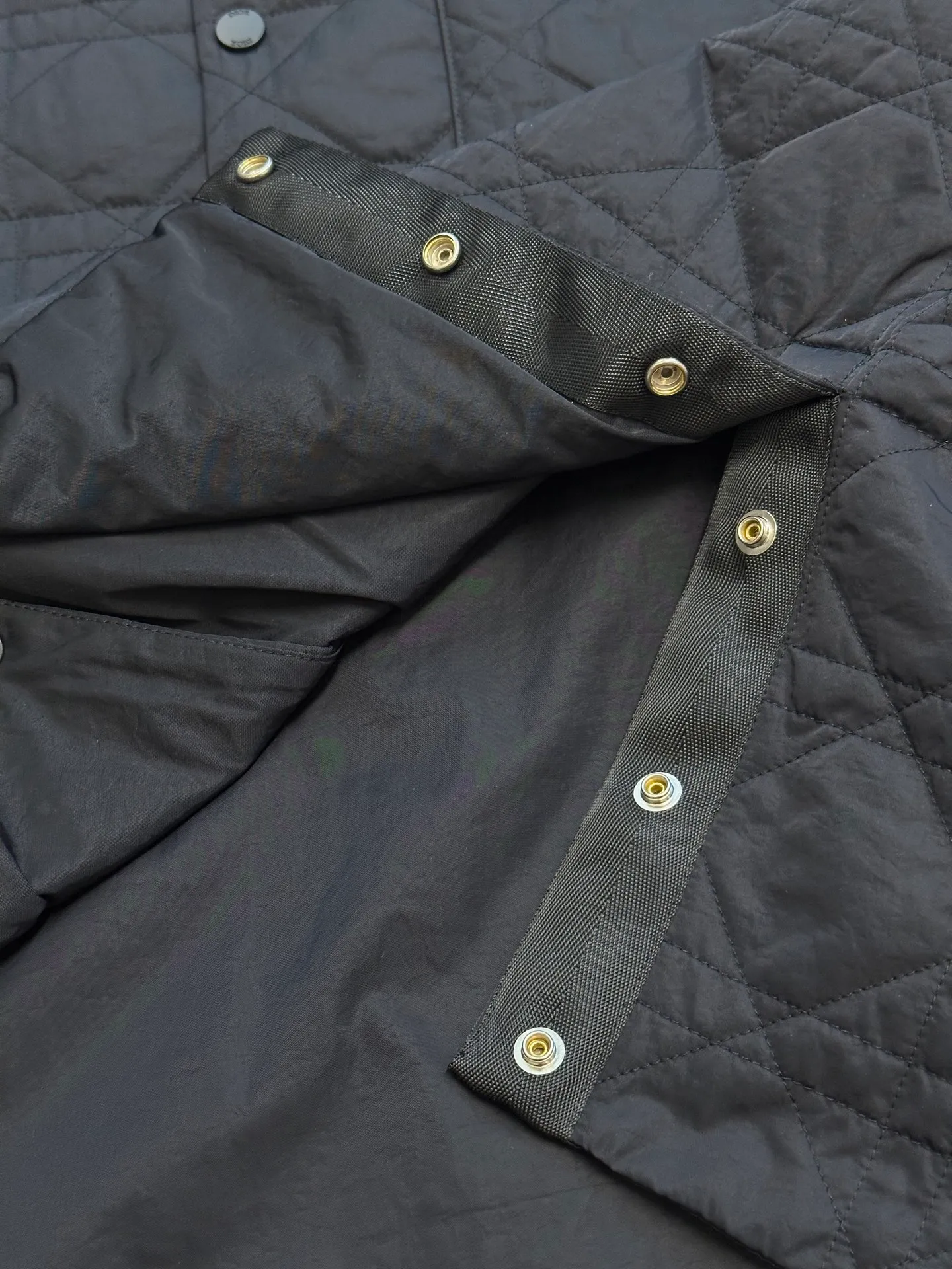 🅿️720 Dior diamond-shaped quilted embroidered cotton jacket. The fabric is made of 50D nylon high-density slant, the top fabric is made of piece-cloth quilting embroidery technology, thick nylon thread, and the bottom is a non-woven middle layer of 800# Washed cotton, one-inch 11-needle ultra-dense thread spacing, the front and back pockets of the entire garment are cut with matching grids and lines, and the left and right grids are centered respectively. Embroidered by a Behringer embroidery machine imported from Japan, and water-soluble fabric is used as the base for embroidery with pure cotton embroidery thread. The semi-finished product is dissolved in cold water and made into a seal. It comes with a lacquered four-button buckle with letter logo feel.  size:46.48.50.52