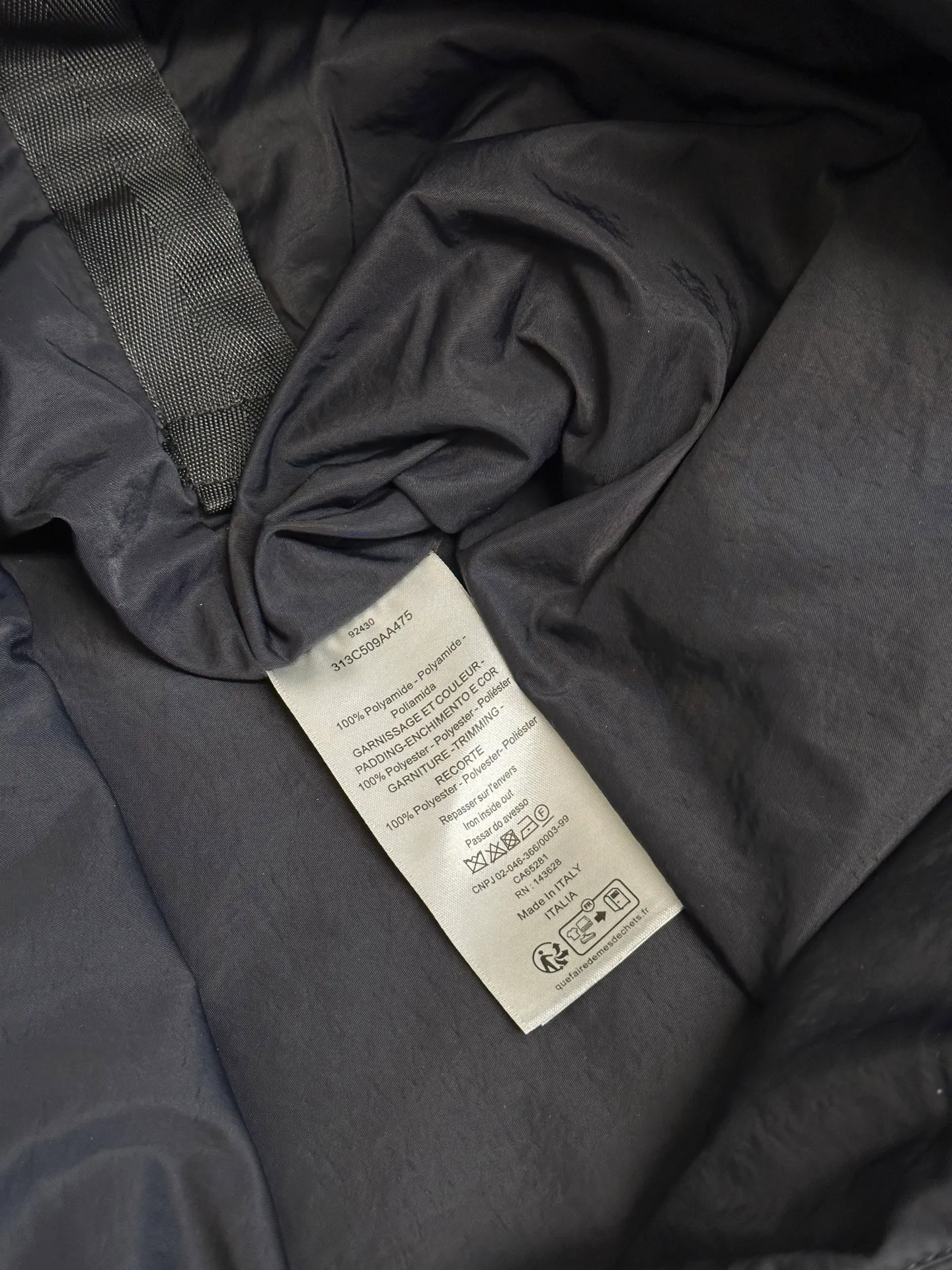 🅿️720 Dior diamond-shaped quilted embroidered cotton jacket. The fabric is made of 50D nylon high-density slant, the top fabric is made of piece-cloth quilting embroidery technology, thick nylon thread, and the bottom is a non-woven middle layer of 800# Washed cotton, one-inch 11-needle ultra-dense thread spacing, the front and back pockets of the entire garment are cut with matching grids and lines, and the left and right grids are centered respectively. Embroidered by a Behringer embroidery machine imported from Japan, and water-soluble fabric is used as the base for embroidery with pure cotton embroidery thread. The semi-finished product is dissolved in cold water and made into a seal. It comes with a lacquered four-button buckle with letter logo feel.  size:46.48.50.52