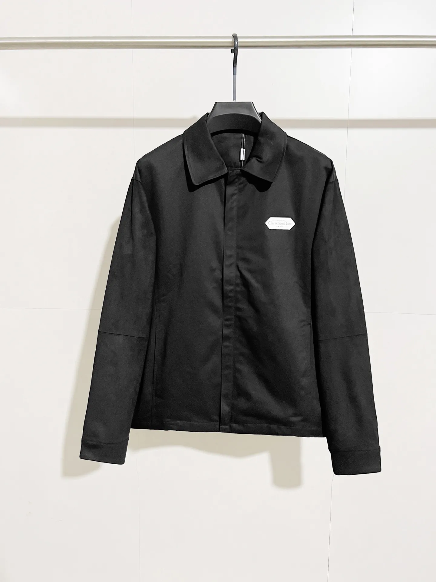 🅿️610 (Only high-quality products🔥ZP version, no pressure to get in and out of the cabinet) -Dior official website models are updated simultaneously 🔥Latest white label badge Sleeve shearling splicing woven fabric bomber jacket, same style for men and women -YB molding fabric details are the same Full set of accessories customized to distinguish the market currency Welcome to compare -Color black -Code number 46 48 50 52
