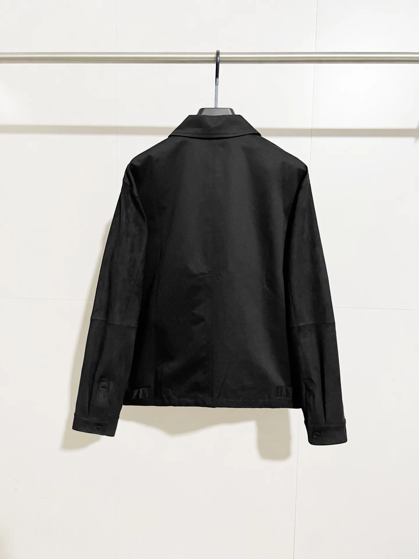 🅿️610 (Only high-quality products🔥ZP version, no pressure to get in and out of the cabinet) -Dior official website models are updated simultaneously 🔥Latest white label badge Sleeve shearling splicing woven fabric bomber jacket, same style for men and women -YB molding fabric details are the same Full set of accessories customized to distinguish the market currency Welcome to compare -Color black -Code number 46 48 50 52