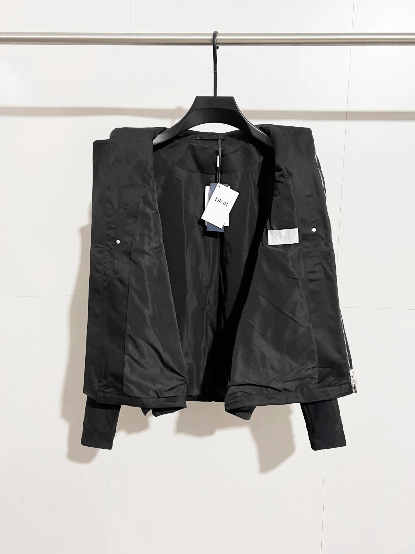 🅿️610 (Only high-quality products🔥ZP version, no pressure to get in and out of the cabinet) -Dior official website models are updated simultaneously 🔥Latest white label badge Sleeve shearling splicing woven fabric bomber jacket, same style for men and women -YB molding fabric details are the same Full set of accessories customized to distinguish the market currency Welcome to compare -Color black -Code number 46 48 50 52