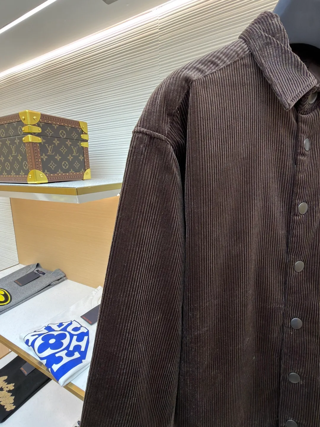 Prada triangle logo corduroy cotton jacket ●Original version: purchased and developed by 10012 ●Item number: 1682236-B90 ●Fabric: corduroy fabric ●Technology: made on positioning cutting machine ●Color: brown ●Version: fitted version ●Weight: about 745 grams ●Size: XS-S-M-L ●Description: This brown corduroy shirt-style jacket is made of high-count combed cotton corduroy fabric. It has been treated with pre-washing water. The fabric velvet is even in thickness, soft and waxy to the touch, and not easy to pill and deform. It also has good drape and wrinkle resistance. The body is cut into a loose shirt silhouette, and the shoulders are designed with natural dropped shoulders. Combined with three-dimensional tailoring technology, the shape is more ergonomic. The placket is made of matte metal snaps, treated with anti-oxidation plating, which makes it high-quality and durable. The triangular patch pocket on the chest is equipped with the brand's metal logo plate, which is fixed with manual caulking and has neat edges. The collar and cuffs are double-layered and reinforced, the sewing stitches are fine and even, and the spacing of each inch of stitches is strictly controlled. The overall workmanship combines practicality and exquisiteness, fully demonstrating the craftsmanship. The overall wiring is straight and delicate, the fabric is comfortable and soft, and the color is consistent without color difference. It can be matched with the same style to create a fashionable look and control various occasions. Customized accessories, complete with three standards, same style for men and women!