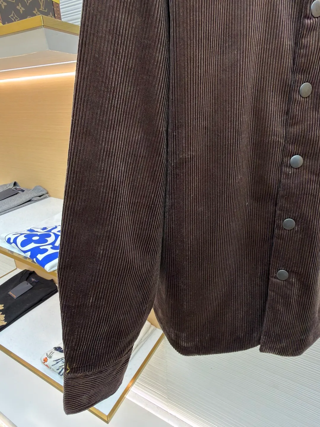Prada triangle logo corduroy cotton jacket ●Original version: purchased and developed by 10012 ●Item number: 1682236-B90 ●Fabric: corduroy fabric ●Technology: made on positioning cutting machine ●Color: brown ●Version: fitted version ●Weight: about 745 grams ●Size: XS-S-M-L ●Description: This brown corduroy shirt-style jacket is made of high-count combed cotton corduroy fabric. It has been treated with pre-washing water. The fabric velvet is even in thickness, soft and waxy to the touch, and not easy to pill and deform. It also has good drape and wrinkle resistance. The body is cut into a loose shirt silhouette, and the shoulders are designed with natural dropped shoulders. Combined with three-dimensional tailoring technology, the shape is more ergonomic. The placket is made of matte metal snaps, treated with anti-oxidation plating, which makes it high-quality and durable. The triangular patch pocket on the chest is equipped with the brand's metal logo plate, which is fixed with manual caulking and has neat edges. The collar and cuffs are double-layered and reinforced, the sewing stitches are fine and even, and the spacing of each inch of stitches is strictly controlled. The overall workmanship combines practicality and exquisiteness, fully demonstrating the craftsmanship. The overall wiring is straight and delicate, the fabric is comfortable and soft, and the color is consistent without color difference. It can be matched with the same style to create a fashionable look and control various occasions. Customized accessories, complete with three standards, same style for men and women!