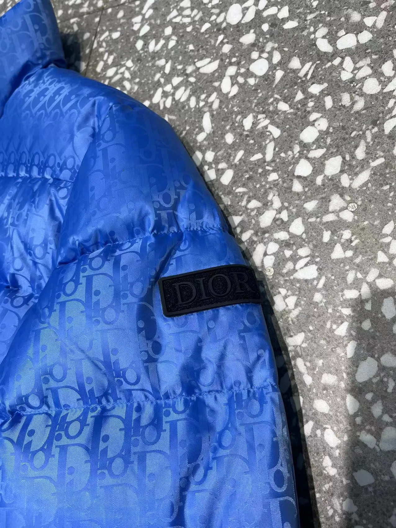 🅿️780 packaged duck down. The popular model uses high-quality fabrics to show dazzling and always maintains a high-end and gorgeous design line. It has fine workmanship and symbolizes the highest spirit of French fashion culture. 🔥Counter version⚠️The highest version in the market, super good quality. Original hardware customization, jacquard craft fabric, goose down filling. Color: black, navy blue, sky blue, gray, silver gray, code number: 44 46 48 50 52