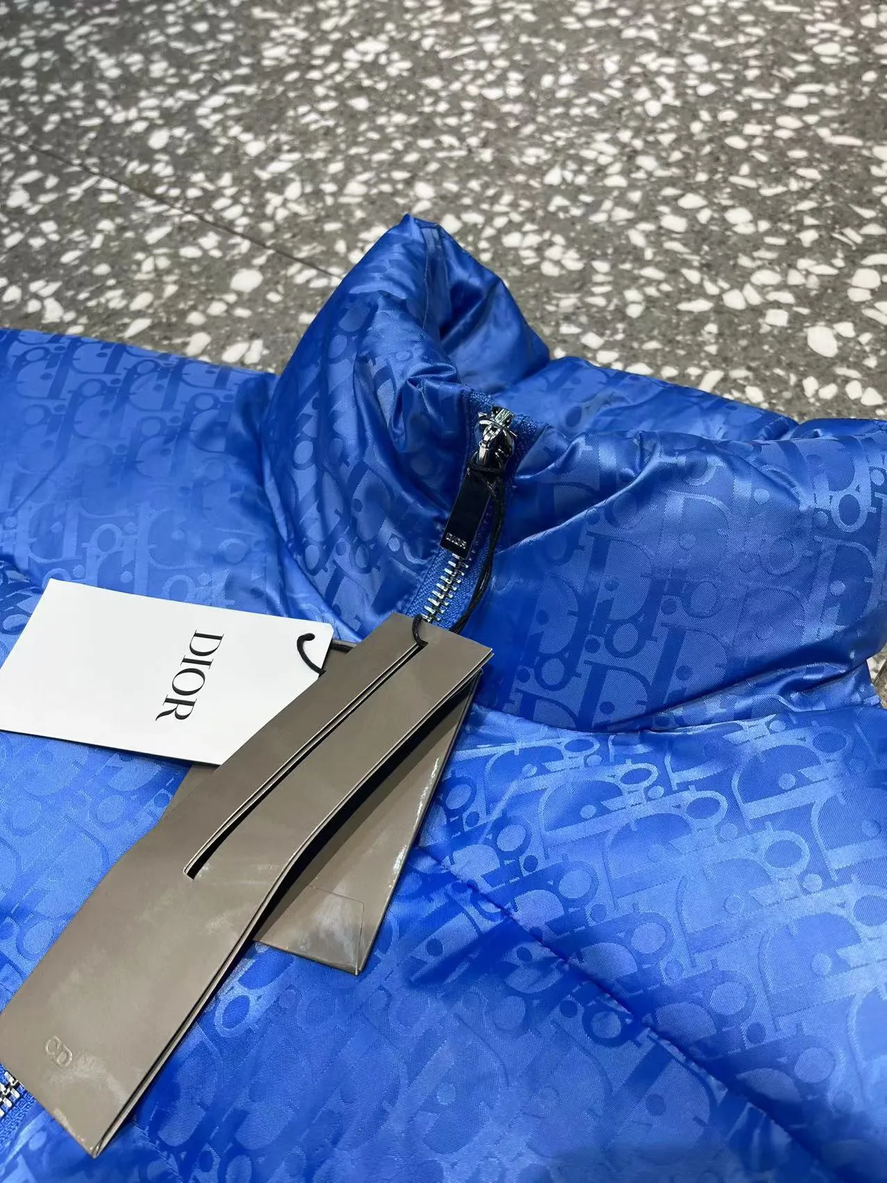 🅿️780 packaged duck down. The popular model uses high-quality fabrics to show dazzling and always maintains a high-end and gorgeous design line. It has fine workmanship and symbolizes the highest spirit of French fashion culture. 🔥Counter version⚠️The highest version in the market, super good quality. Original hardware customization, jacquard craft fabric, goose down filling. Color: black, navy blue, sky blue, gray, silver gray, code number: 44 46 48 50 52