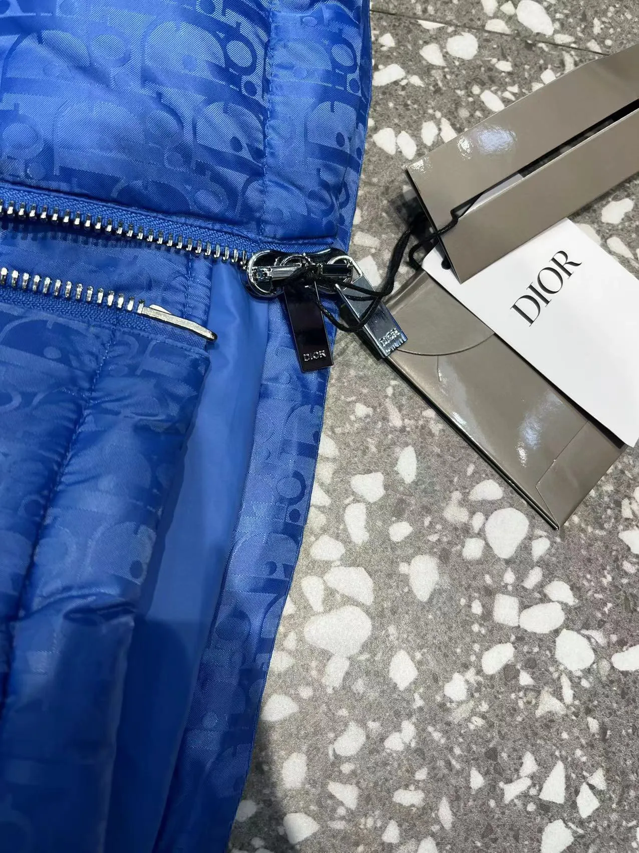 🅿️780 packaged duck down. The popular model uses high-quality fabrics to show dazzling and always maintains a high-end and gorgeous design line. It has fine workmanship and symbolizes the highest spirit of French fashion culture. 🔥Counter version⚠️The highest version in the market, super good quality. Original hardware customization, jacquard craft fabric, goose down filling. Color: black, navy blue, sky blue, gray, silver gray, code number: 44 46 48 50 52