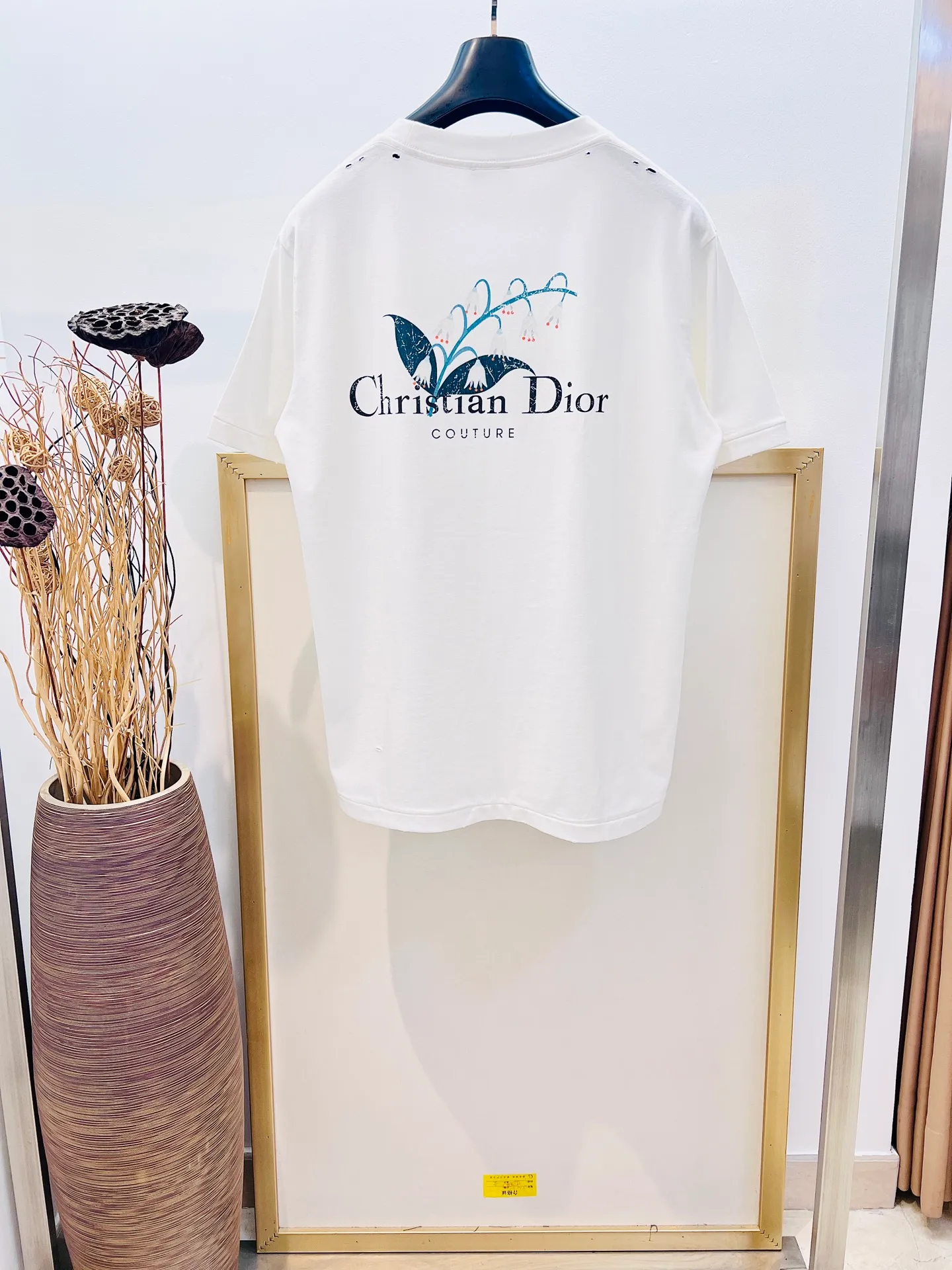 🅿️240 🌈Size: s/m/l/xl gray/white, same style for men and women AS1977364858091 Dio*Dior loose fit lily of the valley cotton washed distressed half-sleeved T-shirt. New for the Fall 2025 men's collection, this Christian Dior Couture lily of the valley printed T-shirt adds an original touch to a classic style. Crafted from black distressed-effect cotton jersey, it's printed with the Christian Dior Couture signature on the back and embellished with lily of the valley flowers, a nod to Monsieur Dior's love of flowers. The comfortable silhouette pairs easily with a variety of jeans. Highlight fashion aesthetics and create a sophisticated casual look. ⚠️Washing method: Dry clean or fast machine wash in cold water wrapped inside out laundry bag!