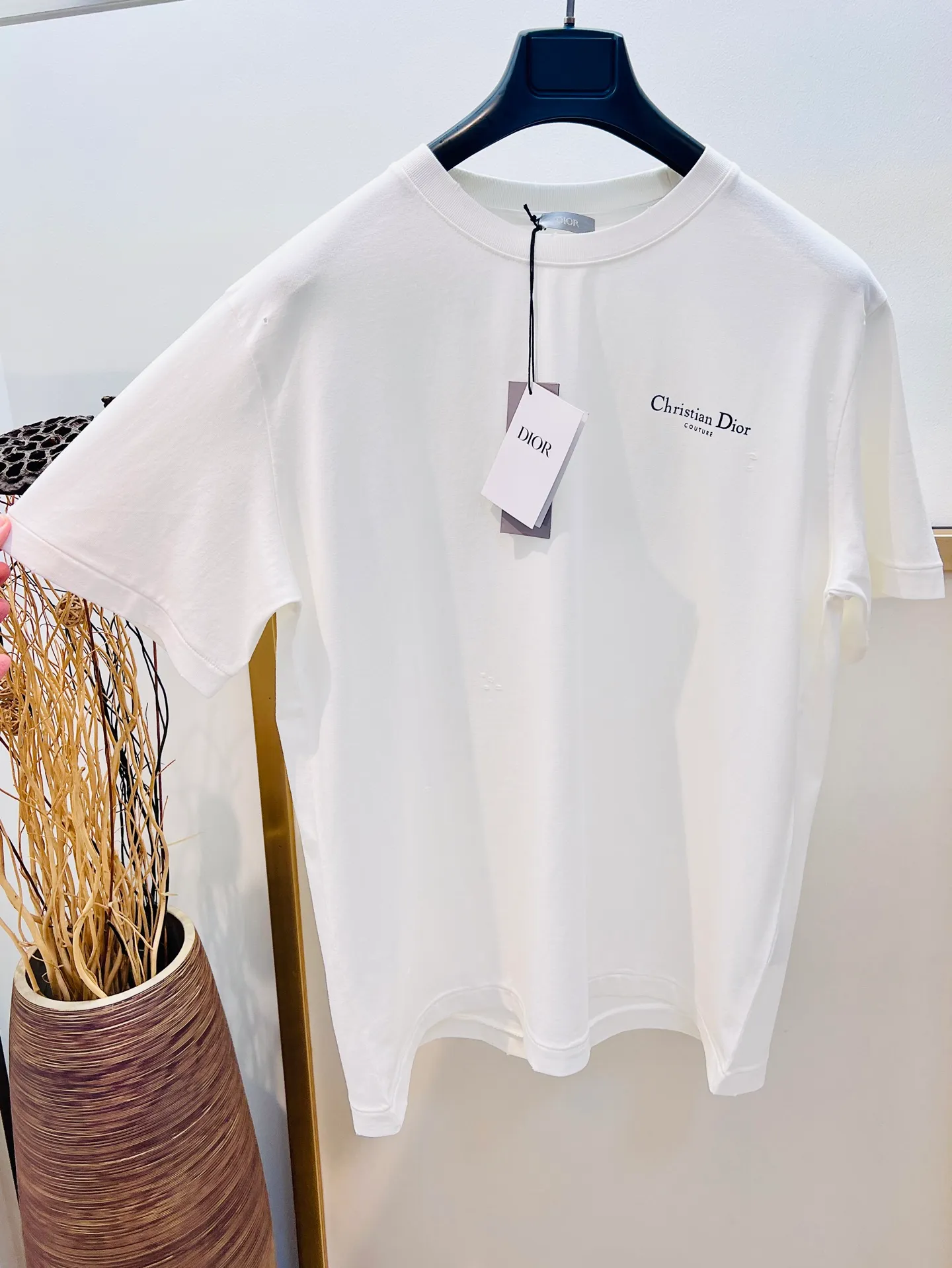🅿️240 🌈Size: s/m/l/xl gray/white, same style for men and women AS1977364858091 Dio*Dior loose fit lily of the valley cotton washed distressed half-sleeved T-shirt. New for the Fall 2025 men's collection, this Christian Dior Couture lily of the valley printed T-shirt adds an original touch to a classic style. Crafted from black distressed-effect cotton jersey, it's printed with the Christian Dior Couture signature on the back and embellished with lily of the valley flowers, a nod to Monsieur Dior's love of flowers. The comfortable silhouette pairs easily with a variety of jeans. Highlight fashion aesthetics and create a sophisticated casual look. ⚠️Washing method: Dry clean or fast machine wash in cold water wrapped inside out laundry bag!