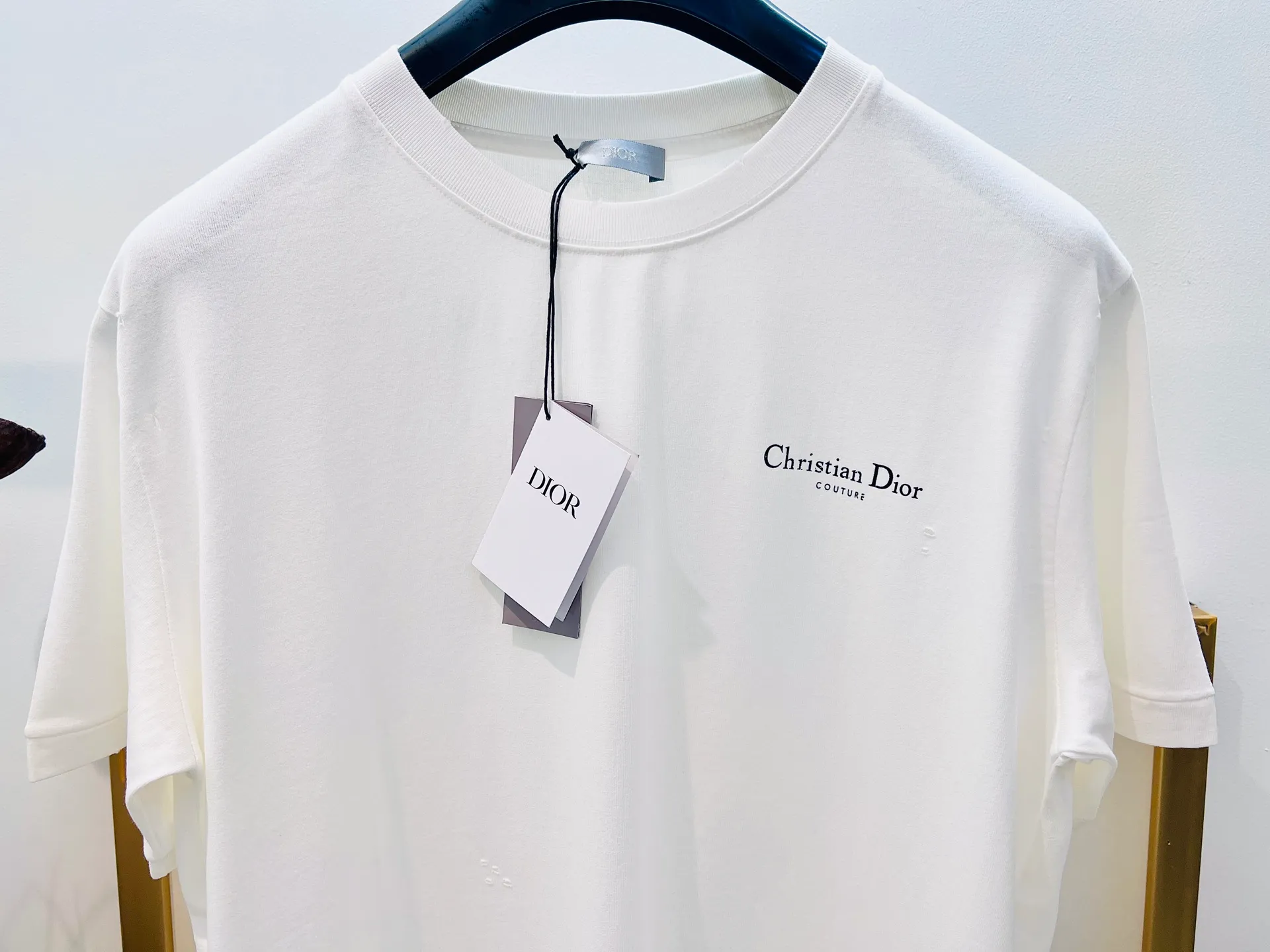 🅿️240 🌈Size: s/m/l/xl gray/white, same style for men and women AS1977364858091 Dio*Dior loose fit lily of the valley cotton washed distressed half-sleeved T-shirt. New for the Fall 2025 men's collection, this Christian Dior Couture lily of the valley printed T-shirt adds an original touch to a classic style. Crafted from black distressed-effect cotton jersey, it's printed with the Christian Dior Couture signature on the back and embellished with lily of the valley flowers, a nod to Monsieur Dior's love of flowers. The comfortable silhouette pairs easily with a variety of jeans. Highlight fashion aesthetics and create a sophisticated casual look. ⚠️Washing method: Dry clean or fast machine wash in cold water wrapped inside out laundry bag!