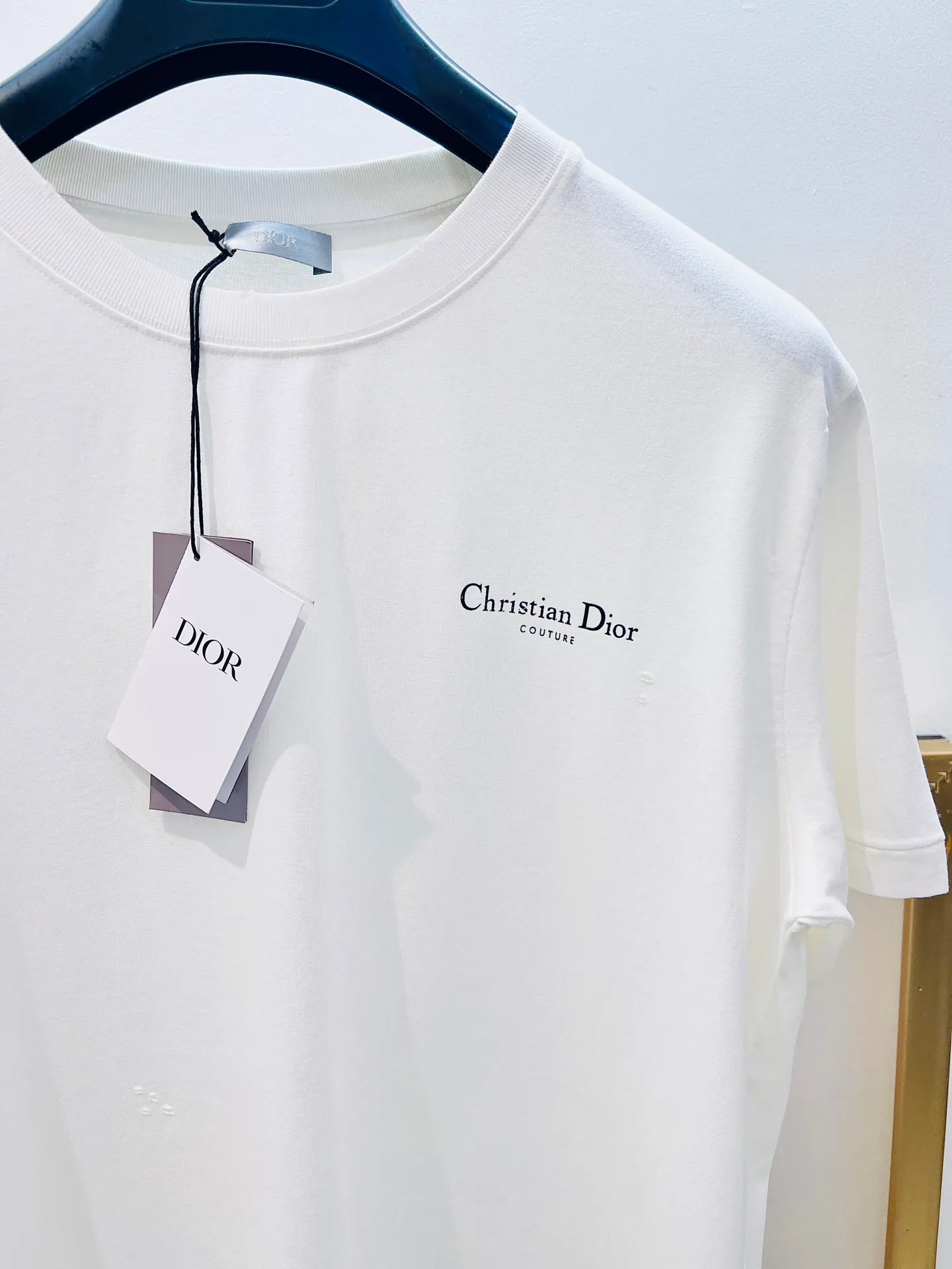 🅿️240 🌈Size: s/m/l/xl gray/white, same style for men and women AS1977364858091 Dio*Dior loose fit lily of the valley cotton washed distressed half-sleeved T-shirt. New for the Fall 2025 men's collection, this Christian Dior Couture lily of the valley printed T-shirt adds an original touch to a classic style. Crafted from black distressed-effect cotton jersey, it's printed with the Christian Dior Couture signature on the back and embellished with lily of the valley flowers, a nod to Monsieur Dior's love of flowers. The comfortable silhouette pairs easily with a variety of jeans. Highlight fashion aesthetics and create a sophisticated casual look. ⚠️Washing method: Dry clean or fast machine wash in cold water wrapped inside out laundry bag!