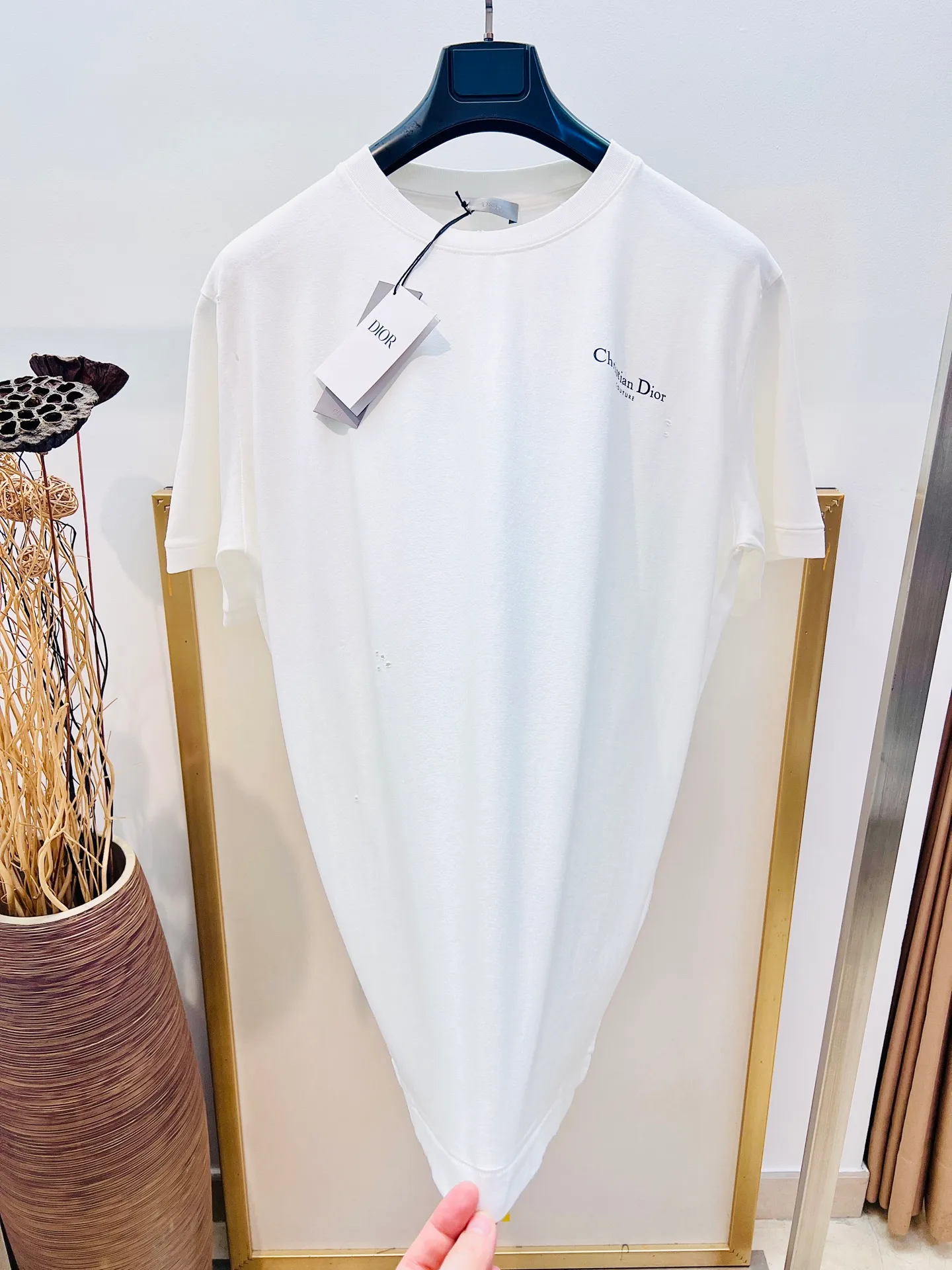 🅿️240 🌈Size: s/m/l/xl gray/white, same style for men and women AS1977364858091 Dio*Dior loose fit lily of the valley cotton washed distressed half-sleeved T-shirt. New for the Fall 2025 men's collection, this Christian Dior Couture lily of the valley printed T-shirt adds an original touch to a classic style. Crafted from black distressed-effect cotton jersey, it's printed with the Christian Dior Couture signature on the back and embellished with lily of the valley flowers, a nod to Monsieur Dior's love of flowers. The comfortable silhouette pairs easily with a variety of jeans. Highlight fashion aesthetics and create a sophisticated casual look. ⚠️Washing method: Dry clean or fast machine wash in cold water wrapped inside out laundry bag!