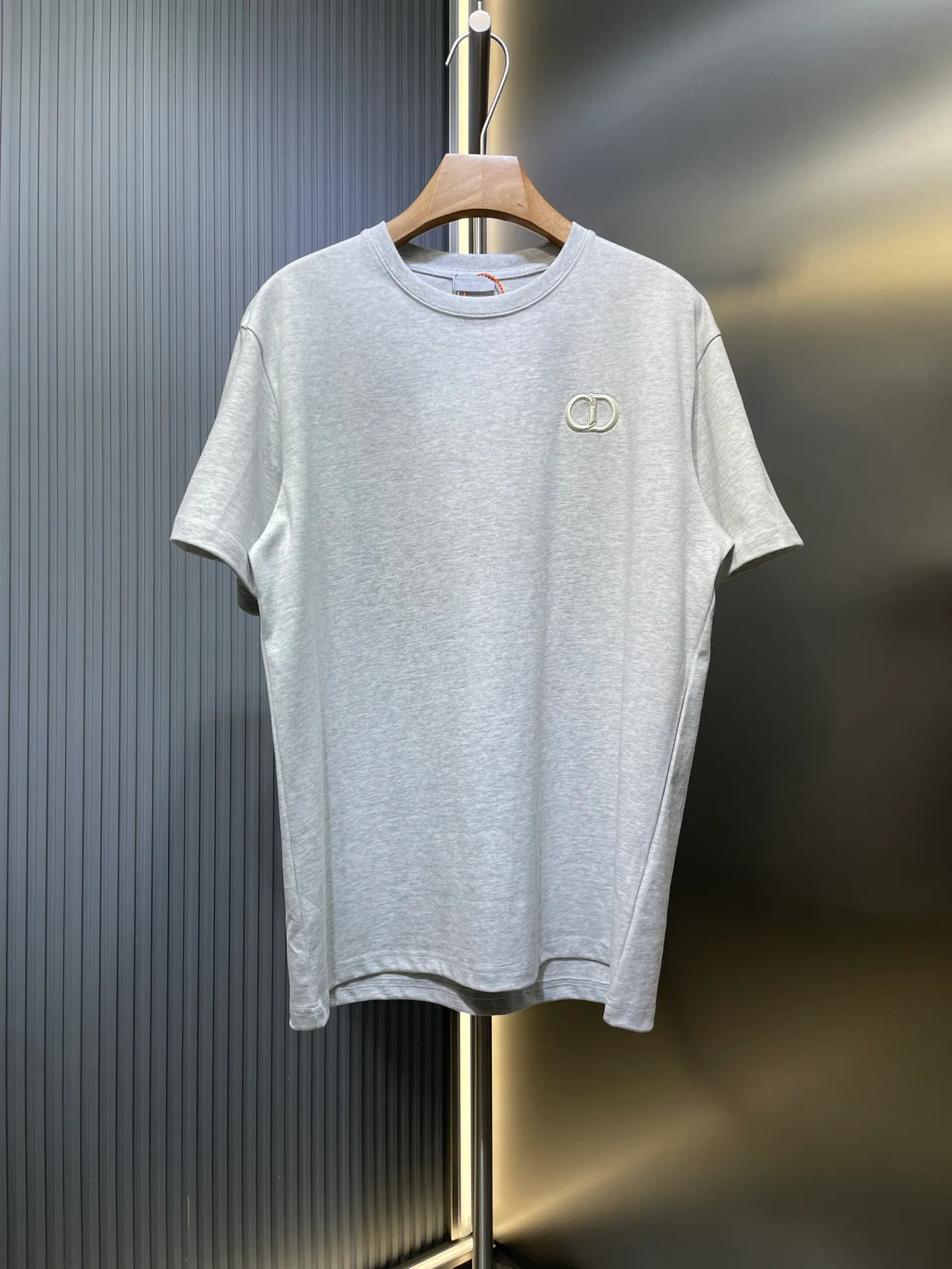 🅿️260 dior 🌟【Top replica】cd letters embroidered round neck short sleeves Process description: The color is custom-woven and dyed, with "cd" design on the chest. A perfect fashionable and trendy item! The oversize version is very slimming and can be worn with a T-skirt or shorts. Who wouldn’t love it? The texture of the custom-made fabrics is great and versatile for all seasons, and the styles are the same for men and women! ⚠️size:smlxl