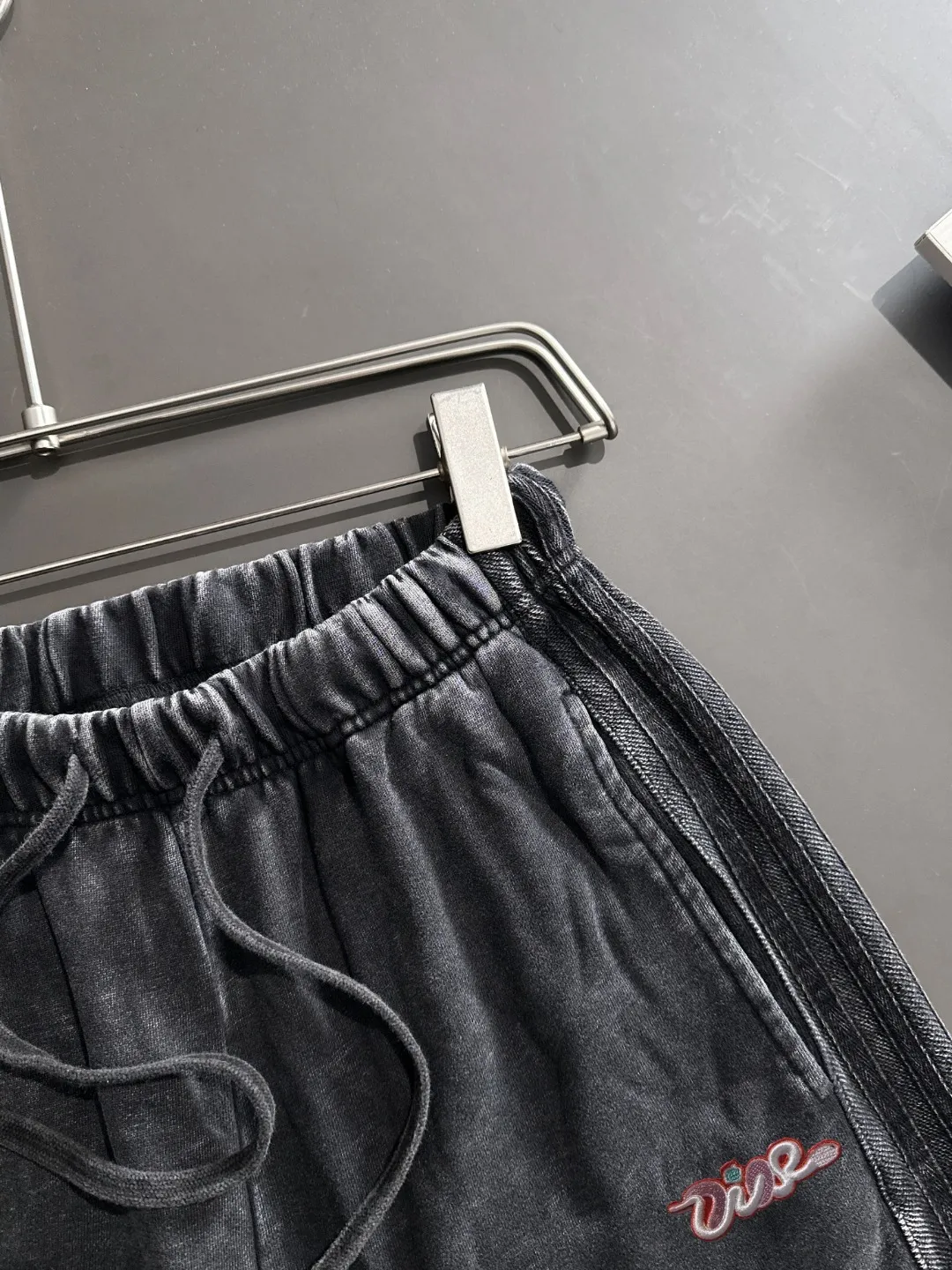 🅿️330 shipped next day, high quality DIOR/Dior 2025 spring and summer new casual solid color loose shorts with elastic band, two needle stitches at the hem of the trousers, fine and firm stitching, custom-made fabrics at the counter with high breathability and comfort, impeccable details, brand element design concept, reflecting high quality. It feels delicate and soft! It presents a casual cut and the upper body shape is great! Size: S-XXL