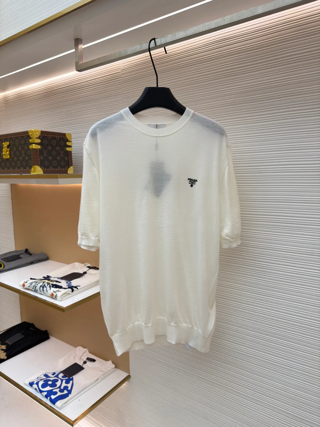 Prada classic LOGO embroidered wool round neck short sleeves ●Original version: purchased and developed by 10479 ●Item number: 1682560-A40 ●Fabric: wool fabric ●Technology: embroidery production ●Color: off-white ●Version: fitted version ●Weight: about 145 grams ●Size: 46-48-50-52 ●Description: This PRADA classic LOGO embroidered wool round-neck short-sleeve is woven from high-quality pure wool yarn. After the wool washing process, the fabric is delicate and soft, skin-friendly and breathable, and not easy to pill or snag. It has multiple sizes of 46-52 to cover different body shapes. The error of 1-3CM in manual measurement is within the normal range. The body brand LOGO is made using imported embroidery technology. The stitching is dense and regular, and the pattern is clear and three-dimensional. It forms a low-key contrast with the white wool base and highlights the brand recognition. The neckline is a classic round neck design, with double-needle reinforced binding and a custom threaded collar, which is durable and not easy to loosen. The cuffs and hem are ribbed in the same color, with moderate elasticity to fit the body shape. The overall tailoring is a fitted silhouette, with straight and fine stitching at the seams. Customized accessories and three standards are complete. It is recommended to hand wash and maintain. The detailed craftsmanship shows the level of luxury, and is suitable for daily casual, light business and other wear scenarios. The overall wiring is straight and delicate, the fabric is comfortable and soft, and the color is consistent without color difference. It can be matched with the same style to create a fashionable look and control various occasions. Customized accessories, complete with three standards, same style for men and women!