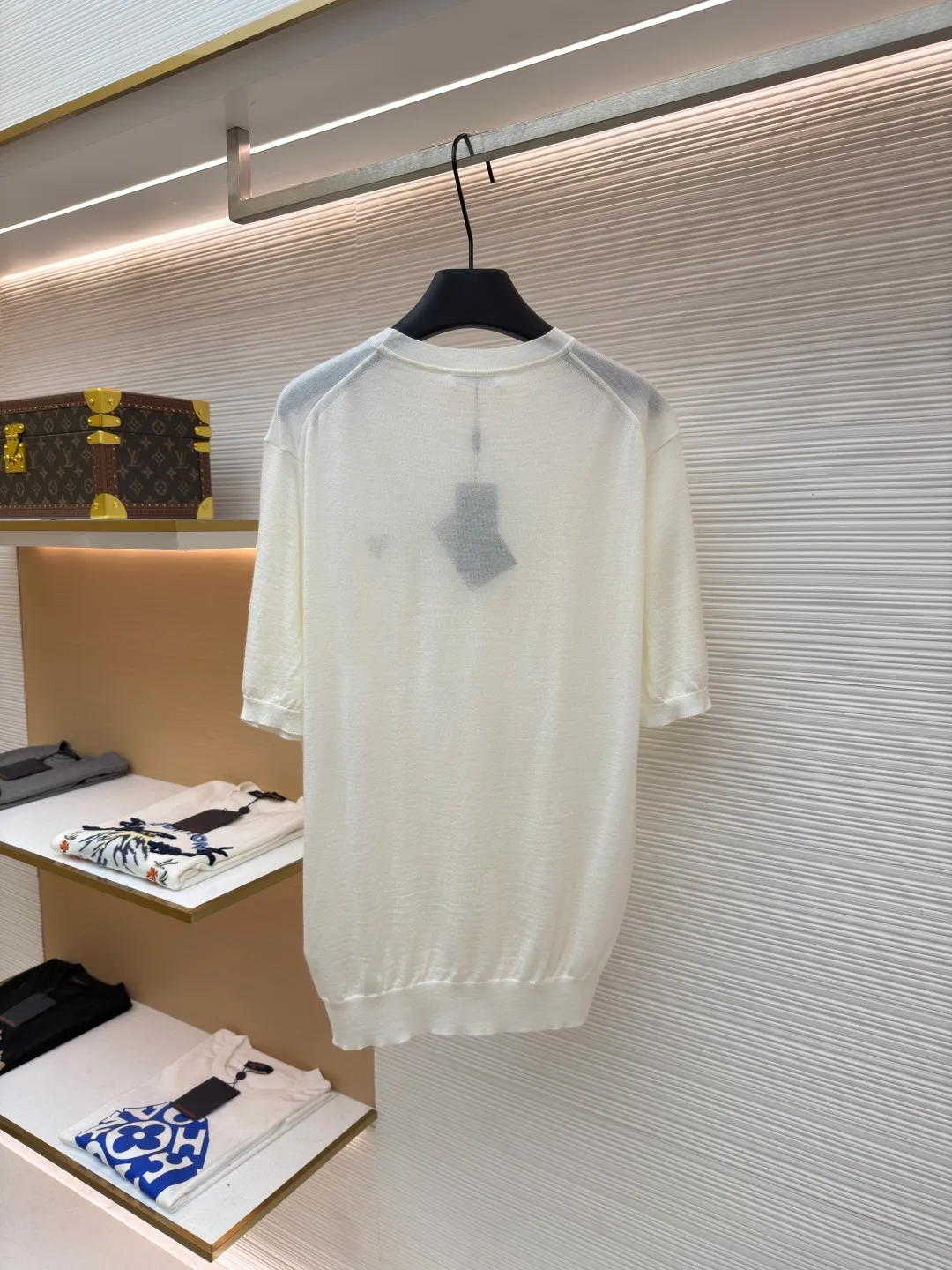 Prada classic LOGO embroidered wool round neck short sleeves ●Original version: purchased and developed by 10479 ●Item number: 1682560-A40 ●Fabric: wool fabric ●Technology: embroidery production ●Color: off-white ●Version: fitted version ●Weight: about 145 grams ●Size: 46-48-50-52 ●Description: This PRADA classic LOGO embroidered wool round-neck short-sleeve is woven from high-quality pure wool yarn. After the wool washing process, the fabric is delicate and soft, skin-friendly and breathable, and not easy to pill or snag. It has multiple sizes of 46-52 to cover different body shapes. The error of 1-3CM in manual measurement is within the normal range. The body brand LOGO is made using imported embroidery technology. The stitching is dense and regular, and the pattern is clear and three-dimensional. It forms a low-key contrast with the white wool base and highlights the brand recognition. The neckline is a classic round neck design, with double-needle reinforced binding and a custom threaded collar, which is durable and not easy to loosen. The cuffs and hem are ribbed in the same color, with moderate elasticity to fit the body shape. The overall tailoring is a fitted silhouette, with straight and fine stitching at the seams. Customized accessories and three standards are complete. It is recommended to hand wash and maintain. The detailed craftsmanship shows the level of luxury, and is suitable for daily casual, light business and other wear scenarios. The overall wiring is straight and delicate, the fabric is comfortable and soft, and the color is consistent without color difference. It can be matched with the same style to create a fashionable look and control various occasions. Customized accessories, complete with three standards, same style for men and women!