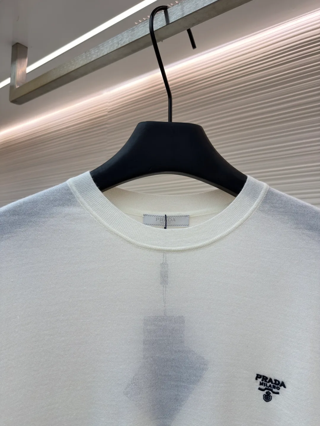 Prada classic LOGO embroidered wool round neck short sleeves ●Original version: purchased and developed by 10479 ●Item number: 1682560-A40 ●Fabric: wool fabric ●Technology: embroidery production ●Color: off-white ●Version: fitted version ●Weight: about 145 grams ●Size: 46-48-50-52 ●Description: This PRADA classic LOGO embroidered wool round-neck short-sleeve is woven from high-quality pure wool yarn. After the wool washing process, the fabric is delicate and soft, skin-friendly and breathable, and not easy to pill or snag. It has multiple sizes of 46-52 to cover different body shapes. The error of 1-3CM in manual measurement is within the normal range. The body brand LOGO is made using imported embroidery technology. The stitching is dense and regular, and the pattern is clear and three-dimensional. It forms a low-key contrast with the white wool base and highlights the brand recognition. The neckline is a classic round neck design, with double-needle reinforced binding and a custom threaded collar, which is durable and not easy to loosen. The cuffs and hem are ribbed in the same color, with moderate elasticity to fit the body shape. The overall tailoring is a fitted silhouette, with straight and fine stitching at the seams. Customized accessories and three standards are complete. It is recommended to hand wash and maintain. The detailed craftsmanship shows the level of luxury, and is suitable for daily casual, light business and other wear scenarios. The overall wiring is straight and delicate, the fabric is comfortable and soft, and the color is consistent without color difference. It can be matched with the same style to create a fashionable look and control various occasions. Customized accessories, complete with three standards, same style for men and women!