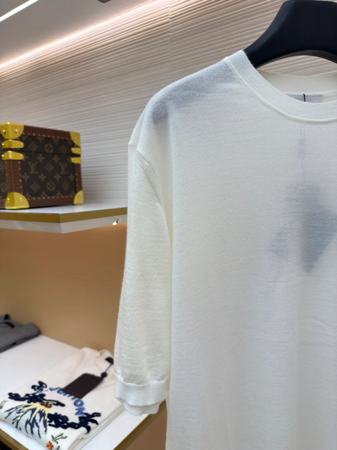 Prada classic LOGO embroidered wool round neck short sleeves ●Original version: purchased and developed by 10479 ●Item number: 1682560-A40 ●Fabric: wool fabric ●Technology: embroidery production ●Color: off-white ●Version: fitted version ●Weight: about 145 grams ●Size: 46-48-50-52 ●Description: This PRADA classic LOGO embroidered wool round-neck short-sleeve is woven from high-quality pure wool yarn. After the wool washing process, the fabric is delicate and soft, skin-friendly and breathable, and not easy to pill or snag. It has multiple sizes of 46-52 to cover different body shapes. The error of 1-3CM in manual measurement is within the normal range. The body brand LOGO is made using imported embroidery technology. The stitching is dense and regular, and the pattern is clear and three-dimensional. It forms a low-key contrast with the white wool base and highlights the brand recognition. The neckline is a classic round neck design, with double-needle reinforced binding and a custom threaded collar, which is durable and not easy to loosen. The cuffs and hem are ribbed in the same color, with moderate elasticity to fit the body shape. The overall tailoring is a fitted silhouette, with straight and fine stitching at the seams. Customized accessories and three standards are complete. It is recommended to hand wash and maintain. The detailed craftsmanship shows the level of luxury, and is suitable for daily casual, light business and other wear scenarios. The overall wiring is straight and delicate, the fabric is comfortable and soft, and the color is consistent without color difference. It can be matched with the same style to create a fashionable look and control various occasions. Customized accessories, complete with three standards, same style for men and women!