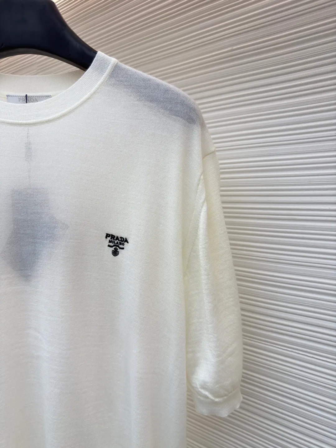 Prada classic LOGO embroidered wool round neck short sleeves ●Original version: purchased and developed by 10479 ●Item number: 1682560-A40 ●Fabric: wool fabric ●Technology: embroidery production ●Color: off-white ●Version: fitted version ●Weight: about 145 grams ●Size: 46-48-50-52 ●Description: This PRADA classic LOGO embroidered wool round-neck short-sleeve is woven from high-quality pure wool yarn. After the wool washing process, the fabric is delicate and soft, skin-friendly and breathable, and not easy to pill or snag. It has multiple sizes of 46-52 to cover different body shapes. The error of 1-3CM in manual measurement is within the normal range. The body brand LOGO is made using imported embroidery technology. The stitching is dense and regular, and the pattern is clear and three-dimensional. It forms a low-key contrast with the white wool base and highlights the brand recognition. The neckline is a classic round neck design, with double-needle reinforced binding and a custom threaded collar, which is durable and not easy to loosen. The cuffs and hem are ribbed in the same color, with moderate elasticity to fit the body shape. The overall tailoring is a fitted silhouette, with straight and fine stitching at the seams. Customized accessories and three standards are complete. It is recommended to hand wash and maintain. The detailed craftsmanship shows the level of luxury, and is suitable for daily casual, light business and other wear scenarios. The overall wiring is straight and delicate, the fabric is comfortable and soft, and the color is consistent without color difference. It can be matched with the same style to create a fashionable look and control various occasions. Customized accessories, complete with three standards, same style for men and women!