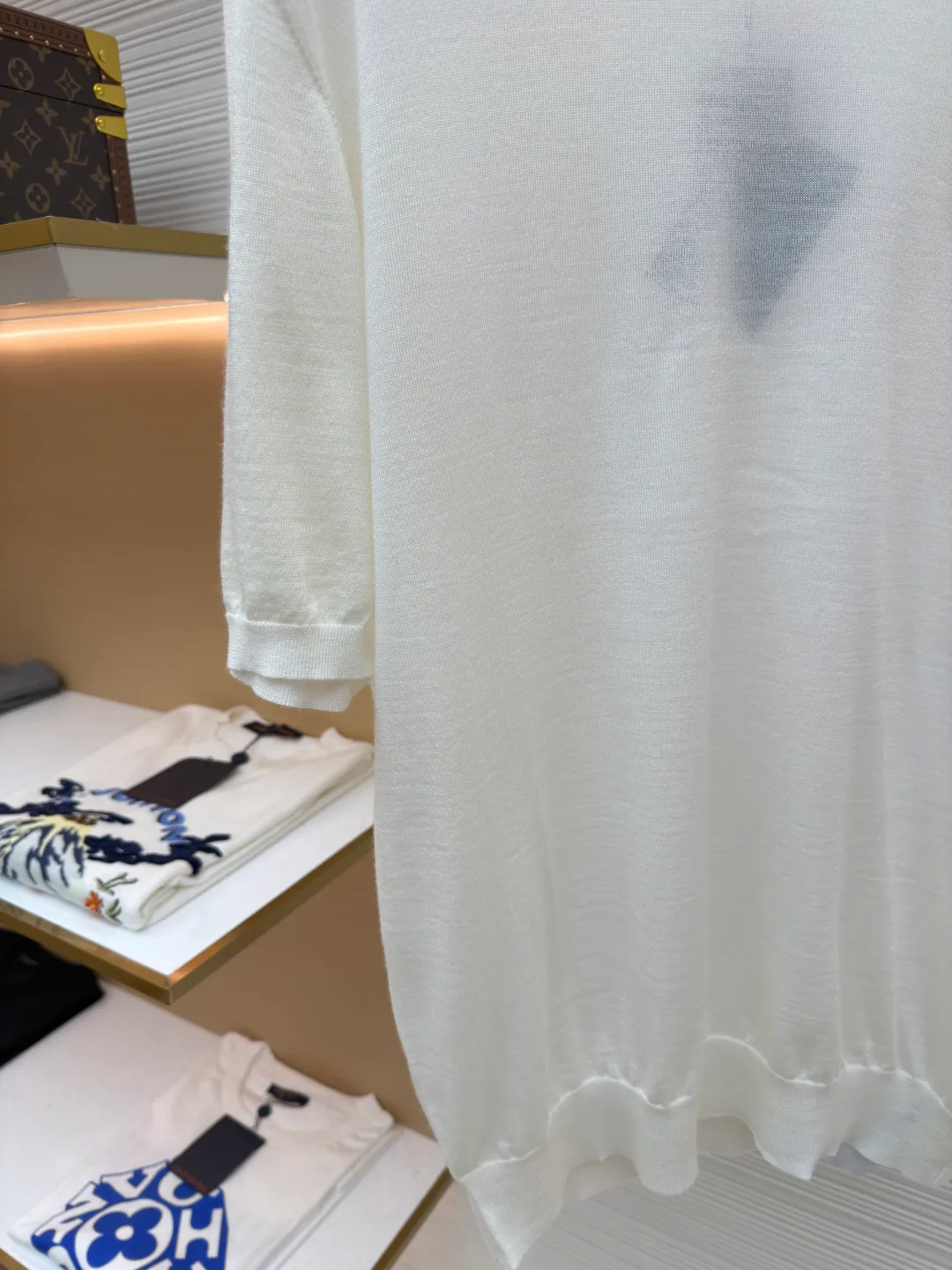 Prada classic LOGO embroidered wool round neck short sleeves ●Original version: purchased and developed by 10479 ●Item number: 1682560-A40 ●Fabric: wool fabric ●Technology: embroidery production ●Color: off-white ●Version: fitted version ●Weight: about 145 grams ●Size: 46-48-50-52 ●Description: This PRADA classic LOGO embroidered wool round-neck short-sleeve is woven from high-quality pure wool yarn. After the wool washing process, the fabric is delicate and soft, skin-friendly and breathable, and not easy to pill or snag. It has multiple sizes of 46-52 to cover different body shapes. The error of 1-3CM in manual measurement is within the normal range. The body brand LOGO is made using imported embroidery technology. The stitching is dense and regular, and the pattern is clear and three-dimensional. It forms a low-key contrast with the white wool base and highlights the brand recognition. The neckline is a classic round neck design, with double-needle reinforced binding and a custom threaded collar, which is durable and not easy to loosen. The cuffs and hem are ribbed in the same color, with moderate elasticity to fit the body shape. The overall tailoring is a fitted silhouette, with straight and fine stitching at the seams. Customized accessories and three standards are complete. It is recommended to hand wash and maintain. The detailed craftsmanship shows the level of luxury, and is suitable for daily casual, light business and other wear scenarios. The overall wiring is straight and delicate, the fabric is comfortable and soft, and the color is consistent without color difference. It can be matched with the same style to create a fashionable look and control various occasions. Customized accessories, complete with three standards, same style for men and women!