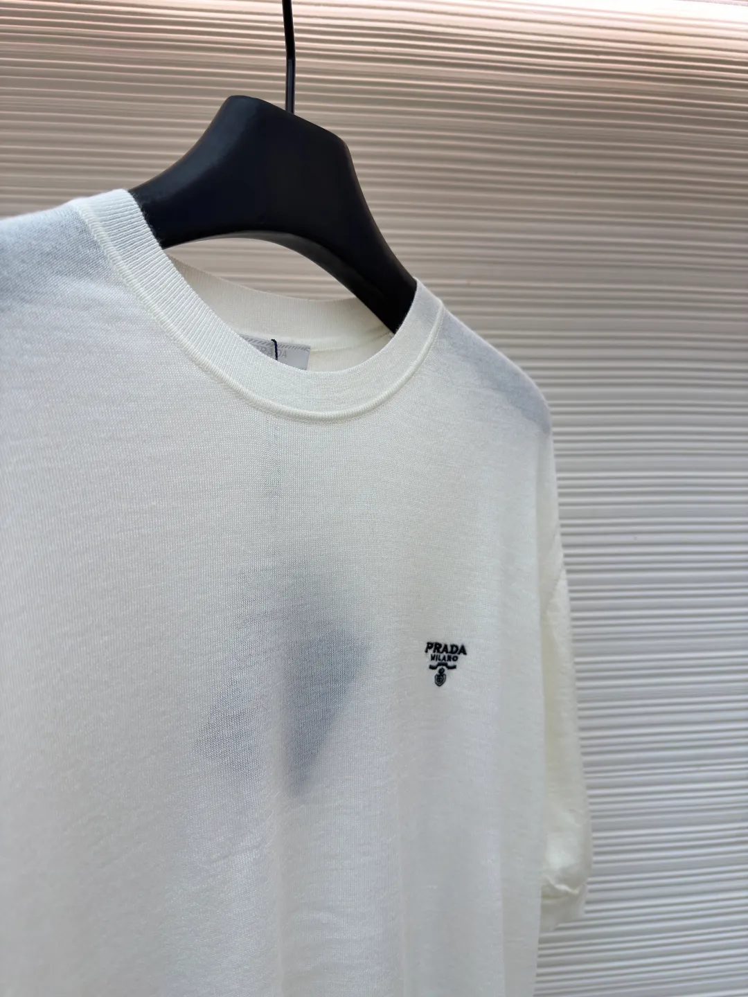 Prada classic LOGO embroidered wool round neck short sleeves ●Original version: purchased and developed by 10479 ●Item number: 1682560-A40 ●Fabric: wool fabric ●Technology: embroidery production ●Color: off-white ●Version: fitted version ●Weight: about 145 grams ●Size: 46-48-50-52 ●Description: This PRADA classic LOGO embroidered wool round-neck short-sleeve is woven from high-quality pure wool yarn. After the wool washing process, the fabric is delicate and soft, skin-friendly and breathable, and not easy to pill or snag. It has multiple sizes of 46-52 to cover different body shapes. The error of 1-3CM in manual measurement is within the normal range. The body brand LOGO is made using imported embroidery technology. The stitching is dense and regular, and the pattern is clear and three-dimensional. It forms a low-key contrast with the white wool base and highlights the brand recognition. The neckline is a classic round neck design, with double-needle reinforced binding and a custom threaded collar, which is durable and not easy to loosen. The cuffs and hem are ribbed in the same color, with moderate elasticity to fit the body shape. The overall tailoring is a fitted silhouette, with straight and fine stitching at the seams. Customized accessories and three standards are complete. It is recommended to hand wash and maintain. The detailed craftsmanship shows the level of luxury, and is suitable for daily casual, light business and other wear scenarios. The overall wiring is straight and delicate, the fabric is comfortable and soft, and the color is consistent without color difference. It can be matched with the same style to create a fashionable look and control various occasions. Customized accessories, complete with three standards, same style for men and women!