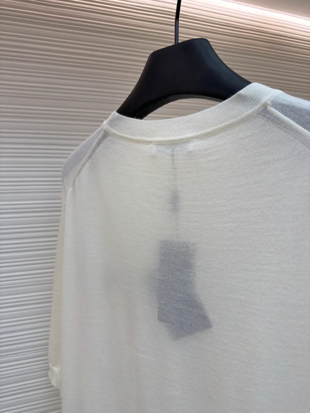 Prada classic LOGO embroidered wool round neck short sleeves ●Original version: purchased and developed by 10479 ●Item number: 1682560-A40 ●Fabric: wool fabric ●Technology: embroidery production ●Color: off-white ●Version: fitted version ●Weight: about 145 grams ●Size: 46-48-50-52 ●Description: This PRADA classic LOGO embroidered wool round-neck short-sleeve is woven from high-quality pure wool yarn. After the wool washing process, the fabric is delicate and soft, skin-friendly and breathable, and not easy to pill or snag. It has multiple sizes of 46-52 to cover different body shapes. The error of 1-3CM in manual measurement is within the normal range. The body brand LOGO is made using imported embroidery technology. The stitching is dense and regular, and the pattern is clear and three-dimensional. It forms a low-key contrast with the white wool base and highlights the brand recognition. The neckline is a classic round neck design, with double-needle reinforced binding and a custom threaded collar, which is durable and not easy to loosen. The cuffs and hem are ribbed in the same color, with moderate elasticity to fit the body shape. The overall tailoring is a fitted silhouette, with straight and fine stitching at the seams. Customized accessories and three standards are complete. It is recommended to hand wash and maintain. The detailed craftsmanship shows the level of luxury, and is suitable for daily casual, light business and other wear scenarios. The overall wiring is straight and delicate, the fabric is comfortable and soft, and the color is consistent without color difference. It can be matched with the same style to create a fashionable look and control various occasions. Customized accessories, complete with three standards, same style for men and women!