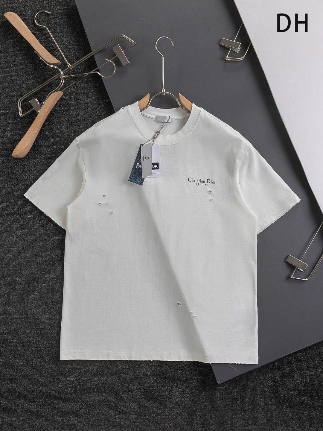 🅿️220 Christian Dior Dior Dior CD micro-wide version S-XL CD 25SS New product counter best-selling model Simple letter printing on the chest Back panel CD Dior lily of the valley hole short-sleeved T-shirt Printed logo pattern As the leader in the luxury world, the D family is well-deserved. The first thing that catches the eye is the loose and comfortable black and white solid color version of the piece we are going to talk about today. The ribbed round collar has become the best modification of its version, and the D family has the upper body LOGO listed on the front, and the unique embroidery design of the letter logo patch highlights the texture! The most traditional modification method combined with the simplest color scale contrast forms the strongest and direct contrast, and this is often the most concise and clear minimalist modification method~~A nostalgic classic atmosphere also spreads in this work inadvertently! ! Featuring a distinctive 47 logo patch embroidery on the front, a unique tribute to Dior's historic year! Coupled with the blessing of 320 grams of cotton material, both the upper body comfort and the existence are unparalleled. It can be said to be a must-have companion in summer. The excellent breathability and comfortable wearing feeling are unparalleled~ Recommended! ! Color: Black White Size: S-XL Size chart: S: Shoulder width 55-Bust 56-Length 71.5 M: Shoulder width 56.5-Bust 58-Length 73 L: Shoulder width 58-Bust 60-Length 74.5 XL: Shoulder width 59.5-Bust 62-Length 76