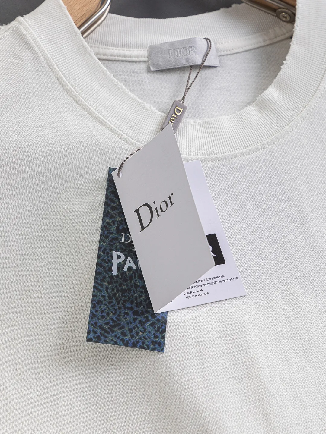 🅿️220 Christian Dior Dior Dior CD micro-wide version S-XL CD 25SS New product counter best-selling model Simple letter printing on the chest Back panel CD Dior lily of the valley hole short-sleeved T-shirt Printed logo pattern As the leader in the luxury world, the D family is well-deserved. The first thing that catches the eye is the loose and comfortable black and white solid color version of the piece we are going to talk about today. The ribbed round collar has become the best modification of its version, and the D family has the upper body LOGO listed on the front, and the unique embroidery design of the letter logo patch highlights the texture! The most traditional modification method combined with the simplest color scale contrast forms the strongest and direct contrast, and this is often the most concise and clear minimalist modification method~~A nostalgic classic atmosphere also spreads in this work inadvertently! ! Featuring a distinctive 47 logo patch embroidery on the front, a unique tribute to Dior's historic year! Coupled with the blessing of 320 grams of cotton material, both the upper body comfort and the existence are unparalleled. It can be said to be a must-have companion in summer. The excellent breathability and comfortable wearing feeling are unparalleled~ Recommended! ! Color: Black White Size: S-XL Size chart: S: Shoulder width 55-Bust 56-Length 71.5 M: Shoulder width 56.5-Bust 58-Length 73 L: Shoulder width 58-Bust 60-Length 74.5 XL: Shoulder width 59.5-Bust 62-Length 76