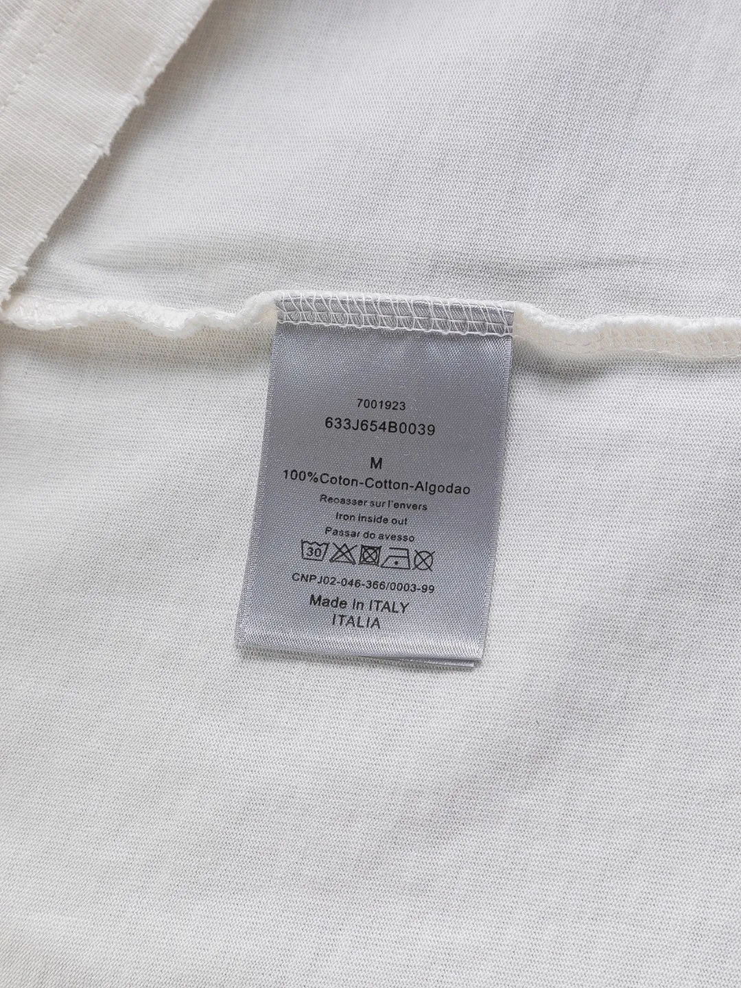 🅿️220 Christian Dior Dior Dior CD micro-wide version S-XL CD 25SS New product counter best-selling model Simple letter printing on the chest Back panel CD Dior lily of the valley hole short-sleeved T-shirt Printed logo pattern As the leader in the luxury world, the D family is well-deserved. The first thing that catches the eye is the loose and comfortable black and white solid color version of the piece we are going to talk about today. The ribbed round collar has become the best modification of its version, and the D family has the upper body LOGO listed on the front, and the unique embroidery design of the letter logo patch highlights the texture! The most traditional modification method combined with the simplest color scale contrast forms the strongest and direct contrast, and this is often the most concise and clear minimalist modification method~~A nostalgic classic atmosphere also spreads in this work inadvertently! ! Featuring a distinctive 47 logo patch embroidery on the front, a unique tribute to Dior's historic year! Coupled with the blessing of 320 grams of cotton material, both the upper body comfort and the existence are unparalleled. It can be said to be a must-have companion in summer. The excellent breathability and comfortable wearing feeling are unparalleled~ Recommended! ! Color: Black White Size: S-XL Size chart: S: Shoulder width 55-Bust 56-Length 71.5 M: Shoulder width 56.5-Bust 58-Length 73 L: Shoulder width 58-Bust 60-Length 74.5 XL: Shoulder width 59.5-Bust 62-Length 76