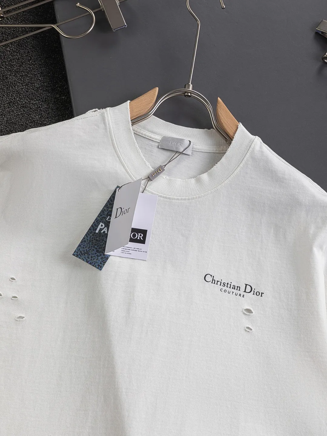 🅿️220 Christian Dior Dior Dior CD micro-wide version S-XL CD 25SS New product counter best-selling model Simple letter printing on the chest Back panel CD Dior lily of the valley hole short-sleeved T-shirt Printed logo pattern As the leader in the luxury world, the D family is well-deserved. The first thing that catches the eye is the loose and comfortable black and white solid color version of the piece we are going to talk about today. The ribbed round collar has become the best modification of its version, and the D family has the upper body LOGO listed on the front, and the unique embroidery design of the letter logo patch highlights the texture! The most traditional modification method combined with the simplest color scale contrast forms the strongest and direct contrast, and this is often the most concise and clear minimalist modification method~~A nostalgic classic atmosphere also spreads in this work inadvertently! ! Featuring a distinctive 47 logo patch embroidery on the front, a unique tribute to Dior's historic year! Coupled with the blessing of 320 grams of cotton material, both the upper body comfort and the existence are unparalleled. It can be said to be a must-have companion in summer. The excellent breathability and comfortable wearing feeling are unparalleled~ Recommended! ! Color: Black White Size: S-XL Size chart: S: Shoulder width 55-Bust 56-Length 71.5 M: Shoulder width 56.5-Bust 58-Length 73 L: Shoulder width 58-Bust 60-Length 74.5 XL: Shoulder width 59.5-Bust 62-Length 76