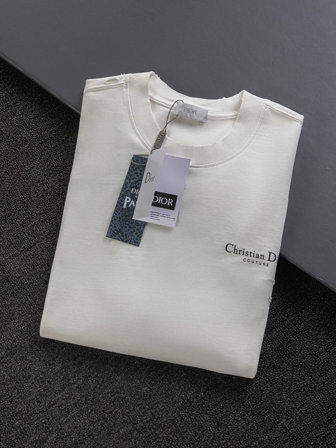 🅿️220 Christian Dior Dior Dior CD micro-wide version S-XL CD 25SS New product counter best-selling model Simple letter printing on the chest Back panel CD Dior lily of the valley hole short-sleeved T-shirt Printed logo pattern As the leader in the luxury world, the D family is well-deserved. The first thing that catches the eye is the loose and comfortable black and white solid color version of the piece we are going to talk about today. The ribbed round collar has become the best modification of its version, and the D family has the upper body LOGO listed on the front, and the unique embroidery design of the letter logo patch highlights the texture! The most traditional modification method combined with the simplest color scale contrast forms the strongest and direct contrast, and this is often the most concise and clear minimalist modification method~~A nostalgic classic atmosphere also spreads in this work inadvertently! ! Featuring a distinctive 47 logo patch embroidery on the front, a unique tribute to Dior's historic year! Coupled with the blessing of 320 grams of cotton material, both the upper body comfort and the existence are unparalleled. It can be said to be a must-have companion in summer. The excellent breathability and comfortable wearing feeling are unparalleled~ Recommended! ! Color: Black White Size: S-XL Size chart: S: Shoulder width 55-Bust 56-Length 71.5 M: Shoulder width 56.5-Bust 58-Length 73 L: Shoulder width 58-Bust 60-Length 74.5 XL: Shoulder width 59.5-Bust 62-Length 76