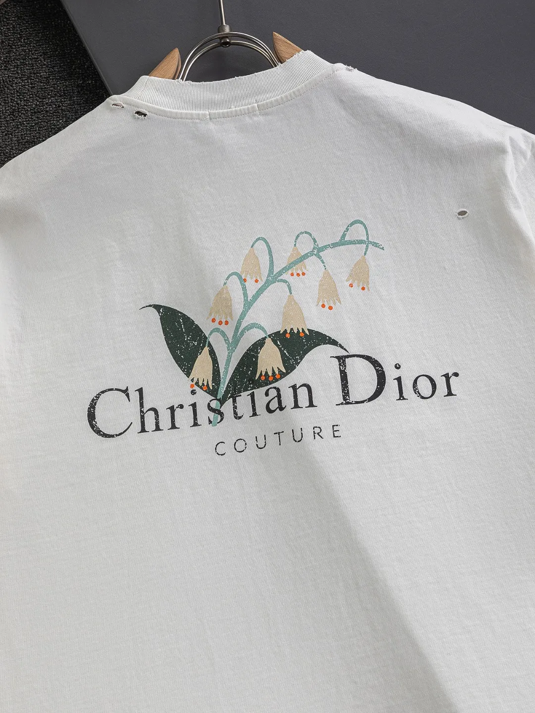 🅿️220 Christian Dior Dior Dior CD micro-wide version S-XL CD 25SS New product counter best-selling model Simple letter printing on the chest Back panel CD Dior lily of the valley hole short-sleeved T-shirt Printed logo pattern As the leader in the luxury world, the D family is well-deserved. The first thing that catches the eye is the loose and comfortable black and white solid color version of the piece we are going to talk about today. The ribbed round collar has become the best modification of its version, and the D family has the upper body LOGO listed on the front, and the unique embroidery design of the letter logo patch highlights the texture! The most traditional modification method combined with the simplest color scale contrast forms the strongest and direct contrast, and this is often the most concise and clear minimalist modification method~~A nostalgic classic atmosphere also spreads in this work inadvertently! ! Featuring a distinctive 47 logo patch embroidery on the front, a unique tribute to Dior's historic year! Coupled with the blessing of 320 grams of cotton material, both the upper body comfort and the existence are unparalleled. It can be said to be a must-have companion in summer. The excellent breathability and comfortable wearing feeling are unparalleled~ Recommended! ! Color: Black White Size: S-XL Size chart: S: Shoulder width 55-Bust 56-Length 71.5 M: Shoulder width 56.5-Bust 58-Length 73 L: Shoulder width 58-Bust 60-Length 74.5 XL: Shoulder width 59.5-Bust 62-Length 76