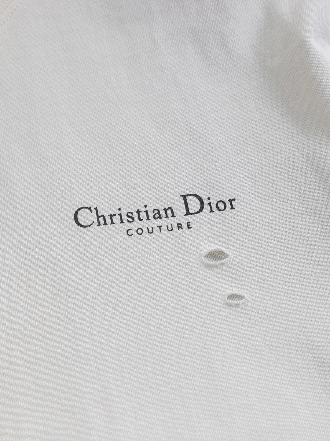 🅿️220 Christian Dior Dior Dior CD micro-wide version S-XL CD 25SS New product counter best-selling model Simple letter printing on the chest Back panel CD Dior lily of the valley hole short-sleeved T-shirt Printed logo pattern As the leader in the luxury world, the D family is well-deserved. The first thing that catches the eye is the loose and comfortable black and white solid color version of the piece we are going to talk about today. The ribbed round collar has become the best modification of its version, and the D family has the upper body LOGO listed on the front, and the unique embroidery design of the letter logo patch highlights the texture! The most traditional modification method combined with the simplest color scale contrast forms the strongest and direct contrast, and this is often the most concise and clear minimalist modification method~~A nostalgic classic atmosphere also spreads in this work inadvertently! ! Featuring a distinctive 47 logo patch embroidery on the front, a unique tribute to Dior's historic year! Coupled with the blessing of 320 grams of cotton material, both the upper body comfort and the existence are unparalleled. It can be said to be a must-have companion in summer. The excellent breathability and comfortable wearing feeling are unparalleled~ Recommended! ! Color: Black White Size: S-XL Size chart: S: Shoulder width 55-Bust 56-Length 71.5 M: Shoulder width 56.5-Bust 58-Length 73 L: Shoulder width 58-Bust 60-Length 74.5 XL: Shoulder width 59.5-Bust 62-Length 76