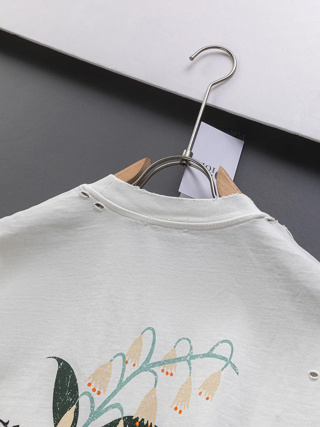 🅿️220 Christian Dior Dior Dior CD micro-wide version S-XL CD 25SS New product counter best-selling model Simple letter printing on the chest Back panel CD Dior lily of the valley hole short-sleeved T-shirt Printed logo pattern As the leader in the luxury world, the D family is well-deserved. The first thing that catches the eye is the loose and comfortable black and white solid color version of the piece we are going to talk about today. The ribbed round collar has become the best modification of its version, and the D family has the upper body LOGO listed on the front, and the unique embroidery design of the letter logo patch highlights the texture! The most traditional modification method combined with the simplest color scale contrast forms the strongest and direct contrast, and this is often the most concise and clear minimalist modification method~~A nostalgic classic atmosphere also spreads in this work inadvertently! ! Featuring a distinctive 47 logo patch embroidery on the front, a unique tribute to Dior's historic year! Coupled with the blessing of 320 grams of cotton material, both the upper body comfort and the existence are unparalleled. It can be said to be a must-have companion in summer. The excellent breathability and comfortable wearing feeling are unparalleled~ Recommended! ! Color: Black White Size: S-XL Size chart: S: Shoulder width 55-Bust 56-Length 71.5 M: Shoulder width 56.5-Bust 58-Length 73 L: Shoulder width 58-Bust 60-Length 74.5 XL: Shoulder width 59.5-Bust 62-Length 76
