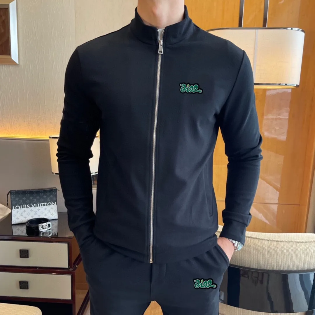 🅿️420 [DIOR Dior] (Fat Man Gospel) hot-selling suit is coming. Focus on the original version of the official website. 2025 new hot-selling cardigan sweater suit. The original order is the best product. 🇭🇰The meticulous work of top designers is dedicated to a fitting and perfect upper body effect. All-natural high-quality Roman cotton 100%, close-fitting comfort, noble and elegant! Original hardware embodies elegance and nobility! Counter size: M-5XL (maximum wear up to 220 pounds)