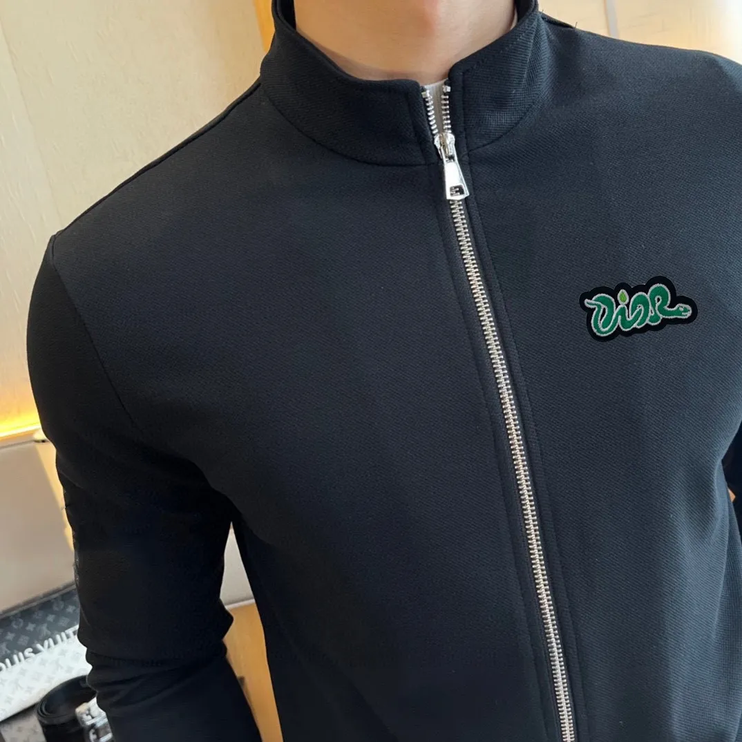 🅿️420 [DIOR Dior] (Fat Man Gospel) hot-selling suit is coming. Focus on the original version of the official website. 2025 new hot-selling cardigan sweater suit. The original order is the best product. 🇭🇰The meticulous work of top designers is dedicated to a fitting and perfect upper body effect. All-natural high-quality Roman cotton 100%, close-fitting comfort, noble and elegant! Original hardware embodies elegance and nobility! Counter size: M-5XL (maximum wear up to 220 pounds)