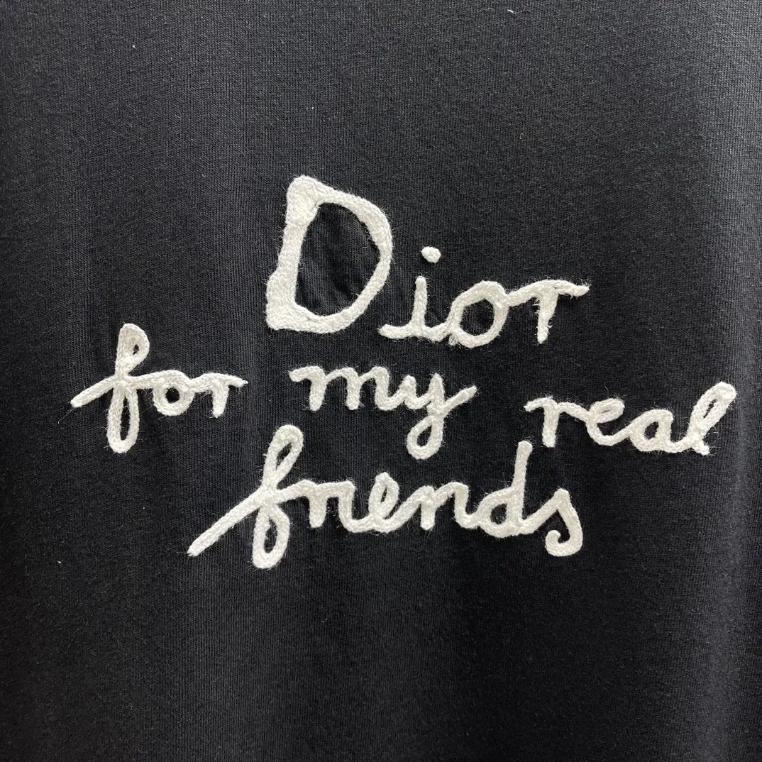 🅿️260 🧧CD True Friends Private Lettered Short Sleeves Size: S-XL This T-shirt displays the Dior For My Real Friends logo from the DIOR AND HYLTON NEL joint series. Crafted from black cotton jersey, it features a classic silhouette with a ribbed crew neck, embroidery on the chest for added style, and a burned-out effect on the collar, sleeves and hem. Cut for a relaxed fit, wear it with track pants or jeans.
