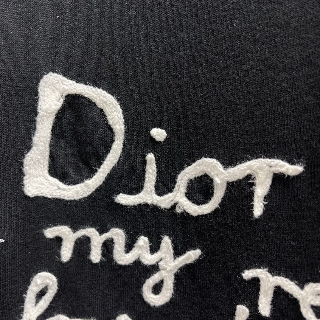 🅿️260 🧧CD True Friends Private Lettered Short Sleeves Size: S-XL This T-shirt displays the Dior For My Real Friends logo from the DIOR AND HYLTON NEL joint series. Crafted from black cotton jersey, it features a classic silhouette with a ribbed crew neck, embroidery on the chest for added style, and a burned-out effect on the collar, sleeves and hem. Cut for a relaxed fit, wear it with track pants or jeans.
